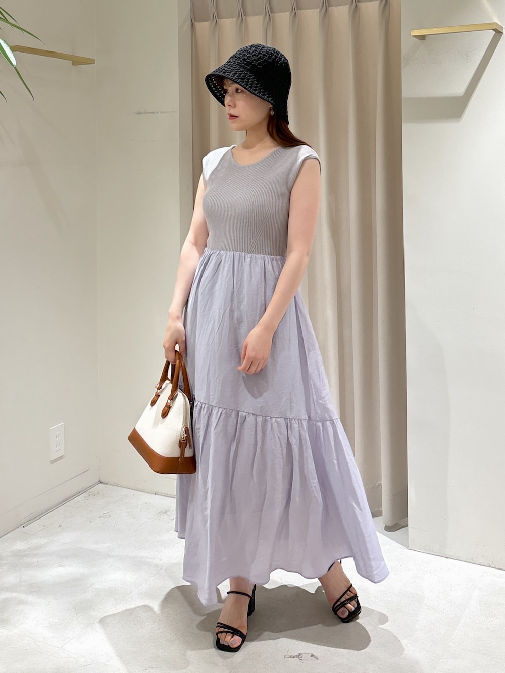 ブルー系のワンピース、ブラウン系のショルダーバッグ、ブラック系のサンダルを着用したレディースの夏コーディネートの2枚目の写真