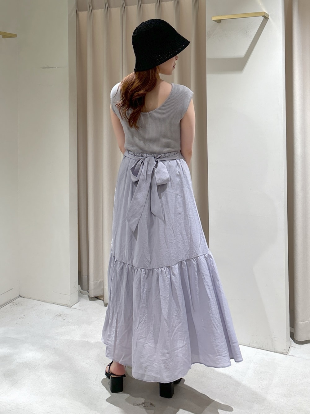 ブルー系のワンピース、ブラウン系のショルダーバッグ、ブラック系のサンダルを着用したレディースの夏コーディネートの3枚目の写真