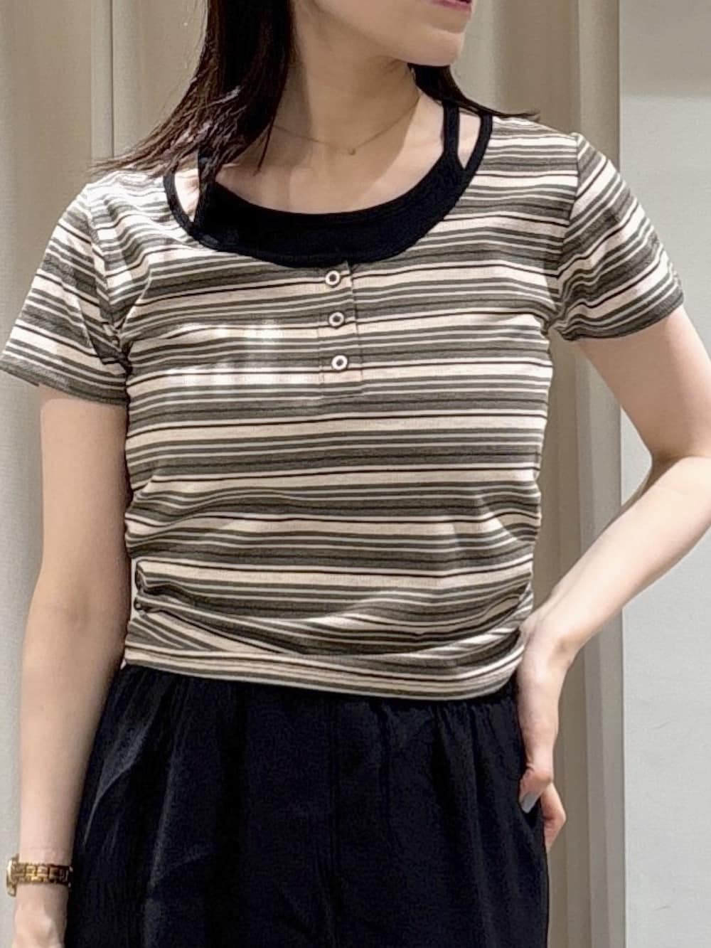 ブラウン系のTシャツ/カットソー、ホワイト系のトートバッグ、ブラック系のスカートを着用したレディースの夏コーディネートの3枚目の写真