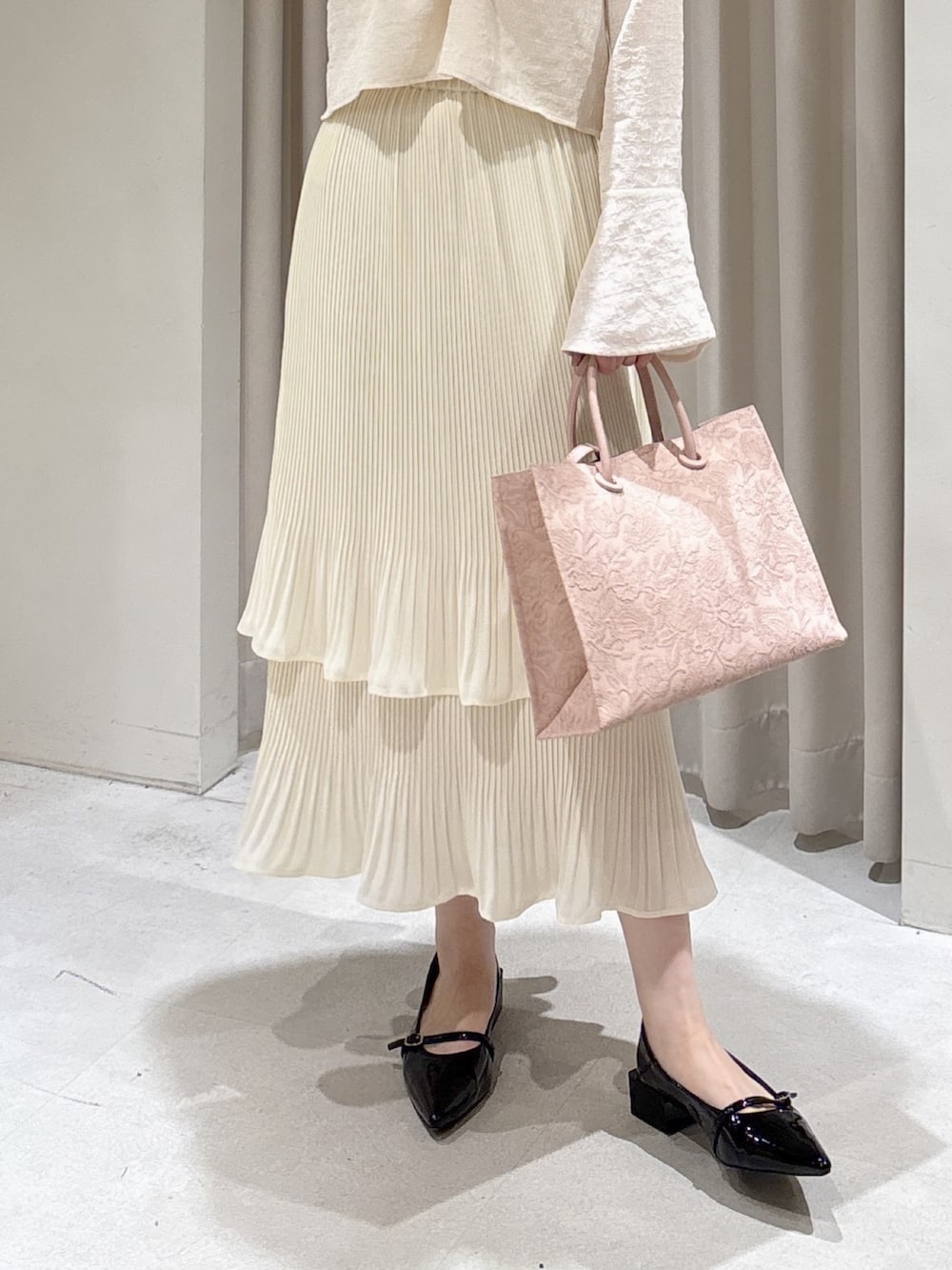 ホワイト系のシャツ/ブラウス、ピンク系のトートバッグ、ホワイト系のスカートを着用したレディースの春コーディネートの2枚目の写真