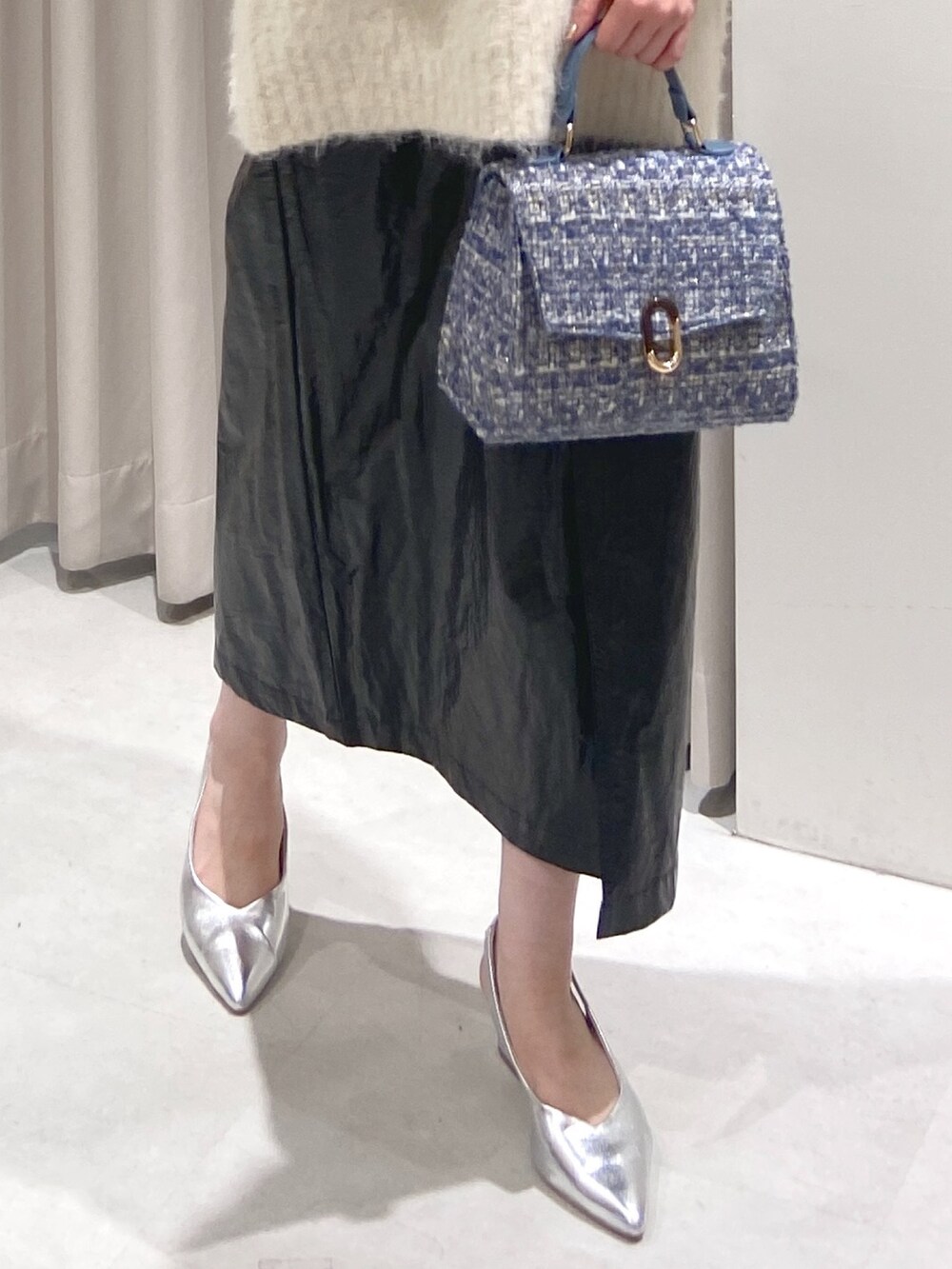 ホワイト系のニット/セーター、ブラック系のTシャツ/カットソー、ブルー系のショルダーバッグを着用したレディースの冬コーディネートの4枚目の写真