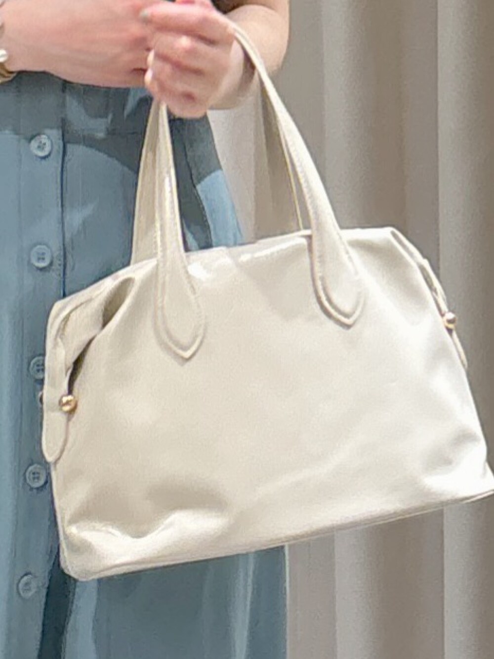 ブルー系のワンピース、ホワイト系のボストンバッグ、ブラウン系のサンダルを着用したレディースの夏コーディネートの5枚目の写真