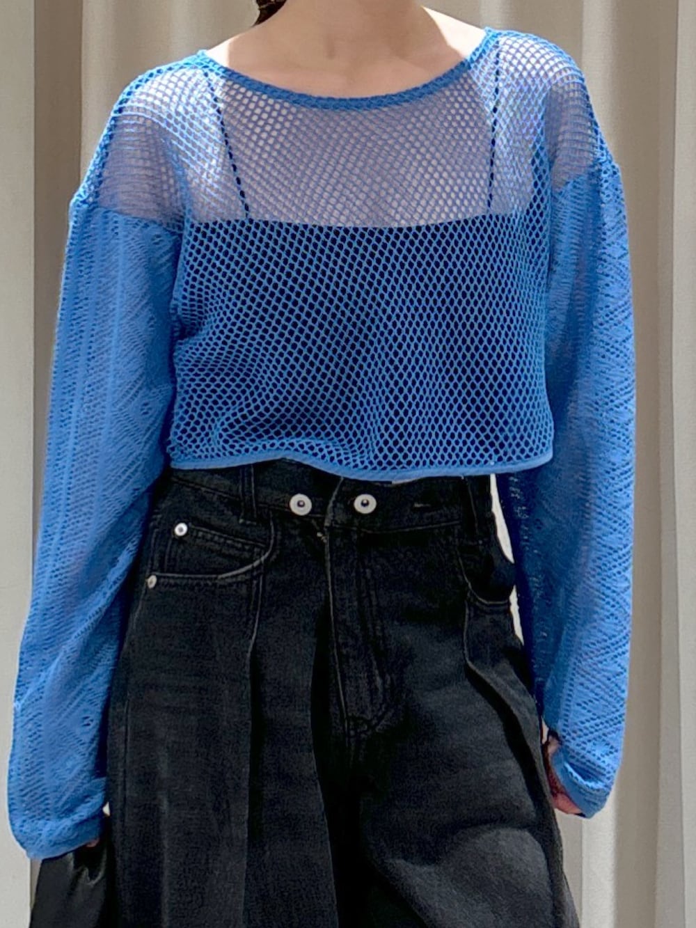 ブルー系のカーディガン/ボレロ、ブラック系のキャミソール、ブラック系のハンドバッグを着用したレディースの夏コーディネートの9枚目の写真