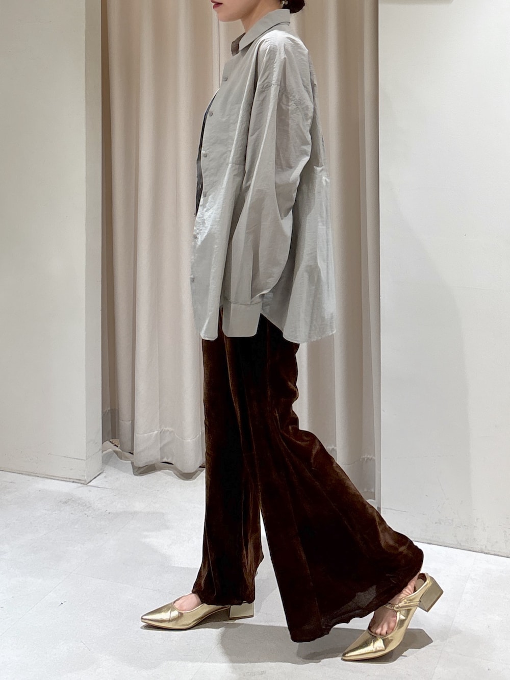 グレー系のシャツ/ブラウス、ブラック系のキャミソール、ブラウン系のその他パンツを着用したレディースの秋コーディネートの3枚目の写真