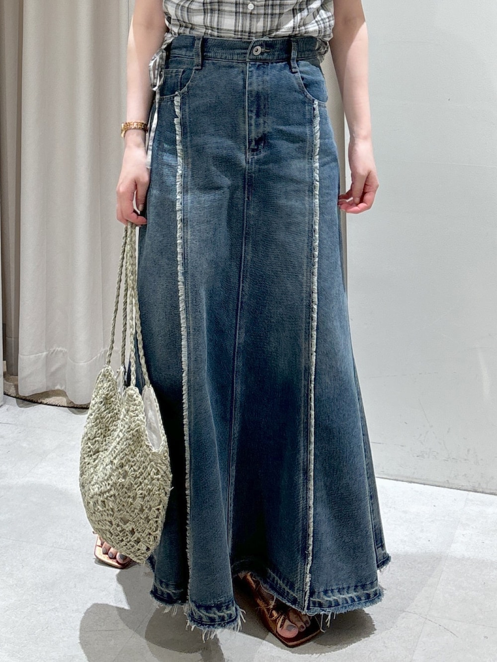 グレー系のシャツ/ブラウス、ブルー系のスカート、ブラウン系のサンダルを着用したレディースの春コーディネートの6枚目の写真