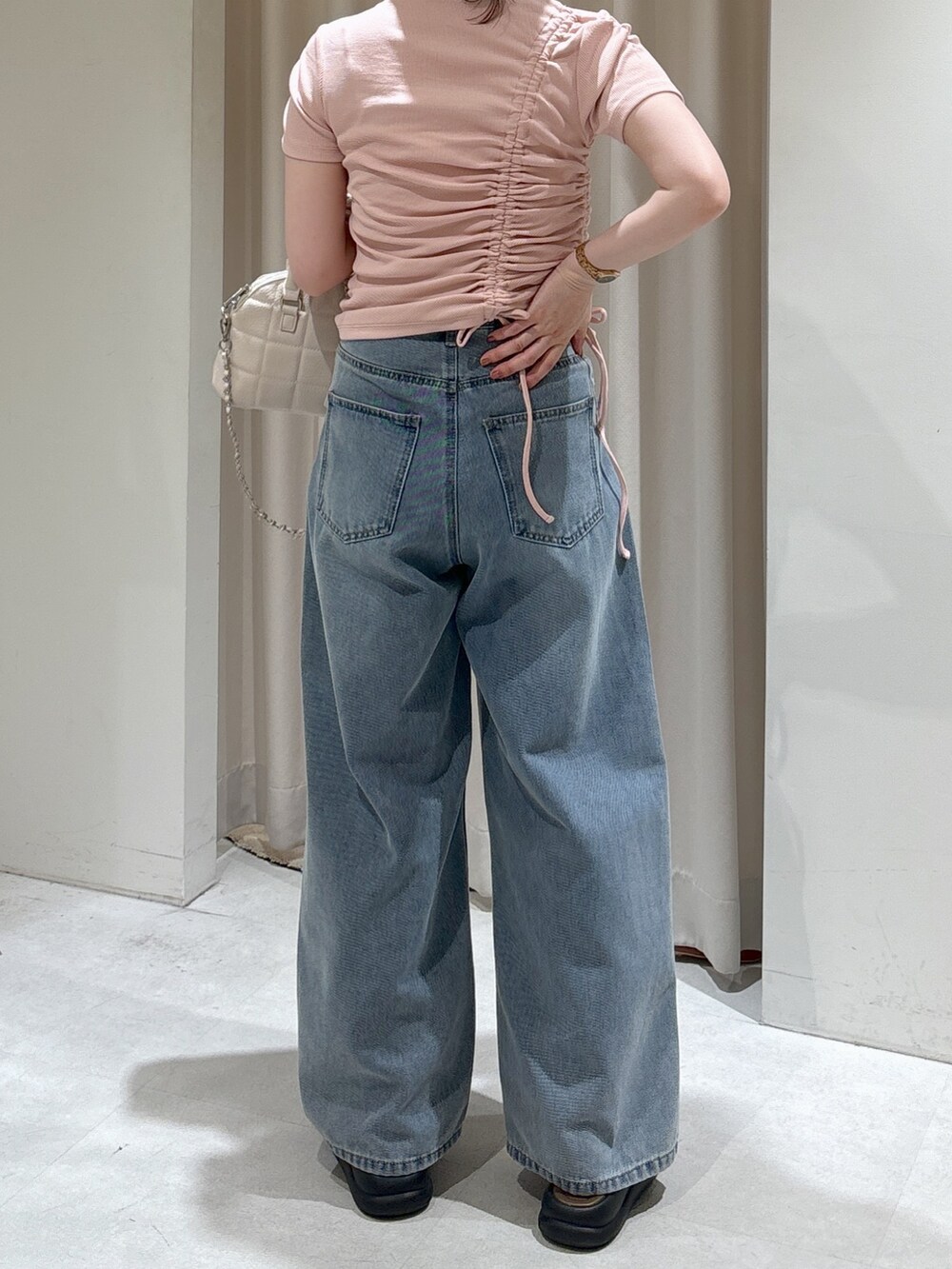 ピンク系のTシャツ/カットソー、ブルー系のデニムパンツ、ホワイト系のトートバッグを着用したレディースの夏コーディネートの5枚目の写真