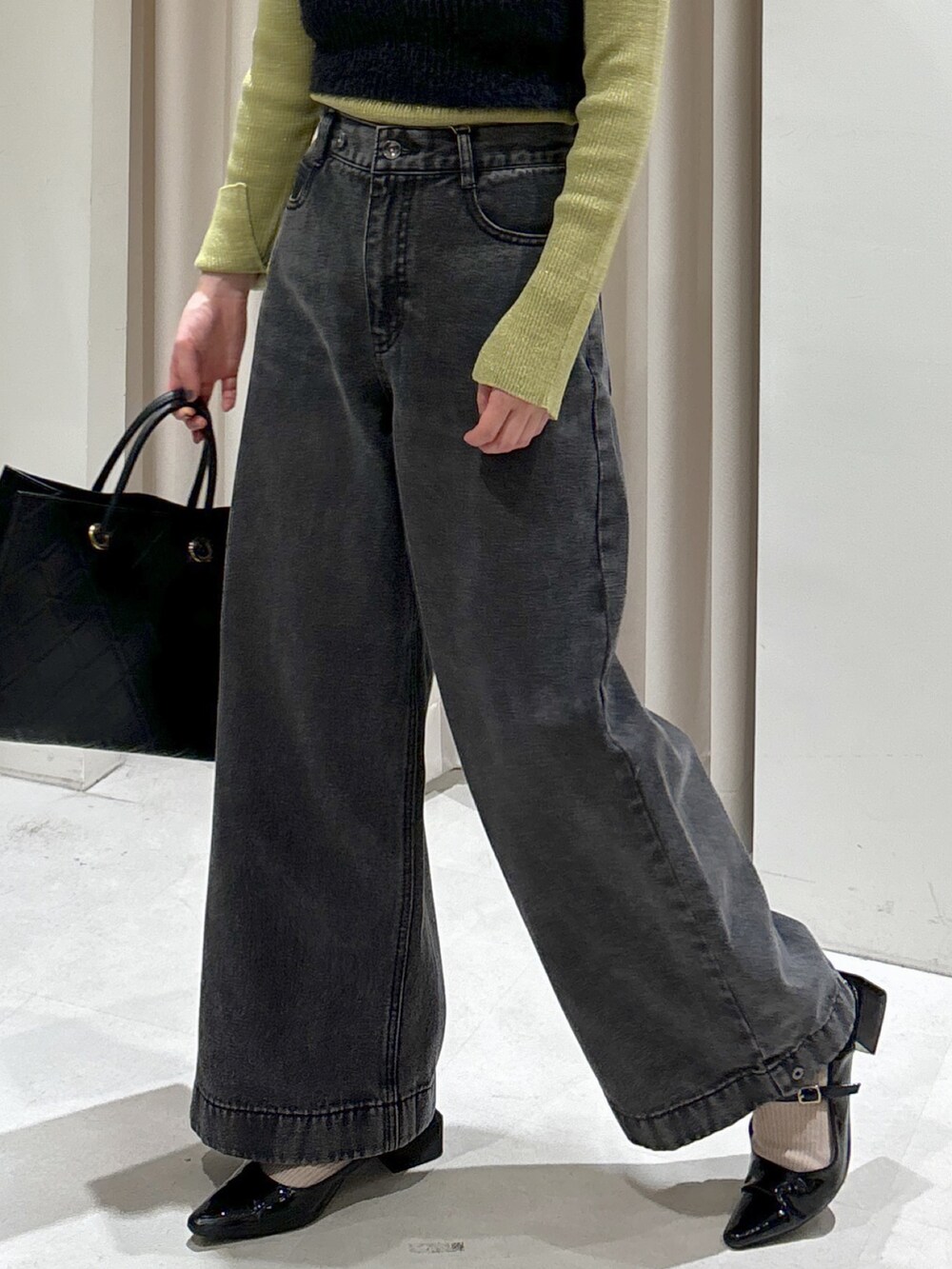 ブラウン系のステンカラーコート、ブラック系のショルダーバッグ、ブラック系のパンプスを着用したレディースの秋コーディネートの9枚目の写真