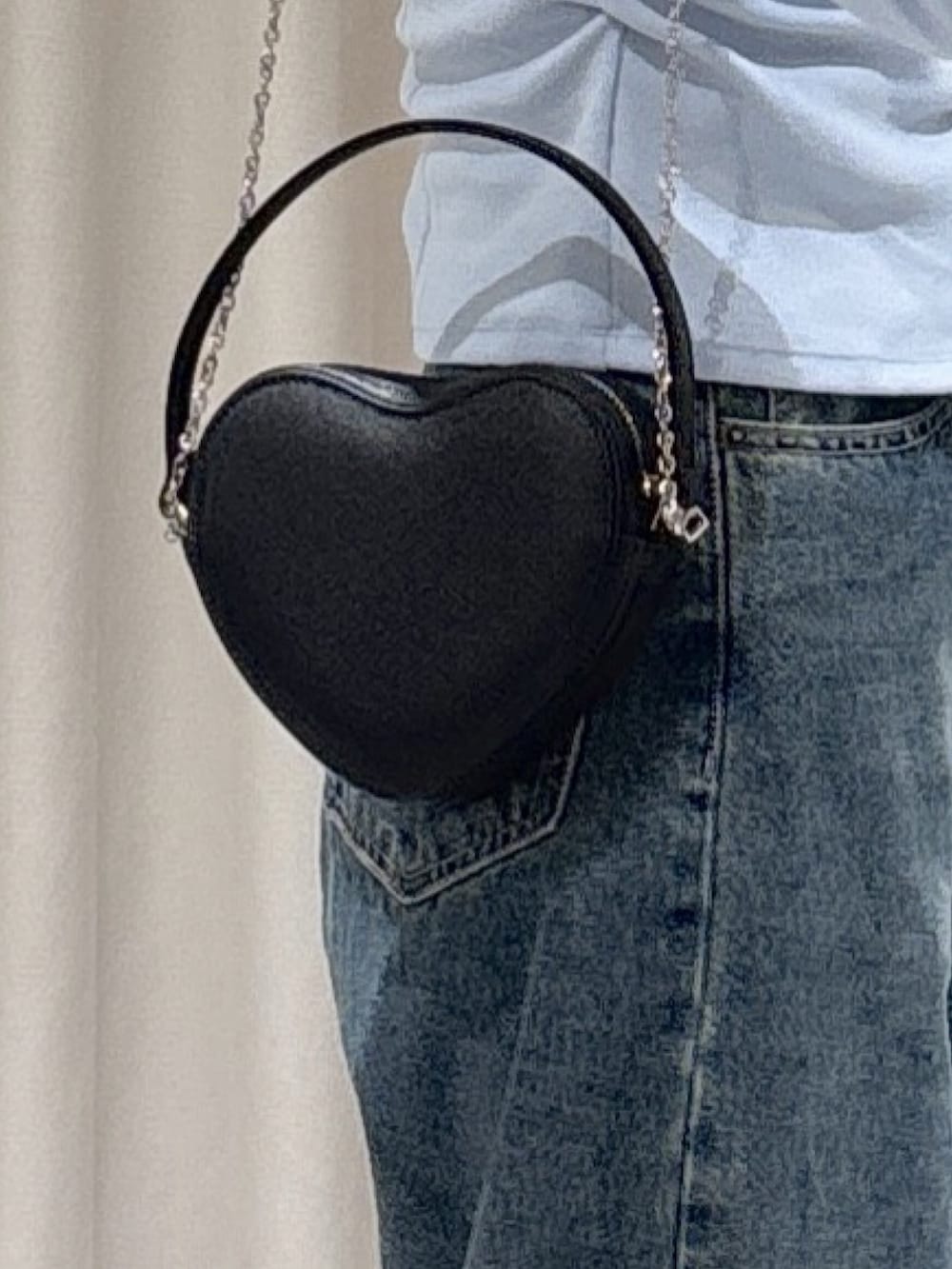 ブルー系のTシャツ/カットソー、ブルー系のデニムパンツ、ブラウン系のパンプスを着用したレディースの冬コーディネートの5枚目の写真