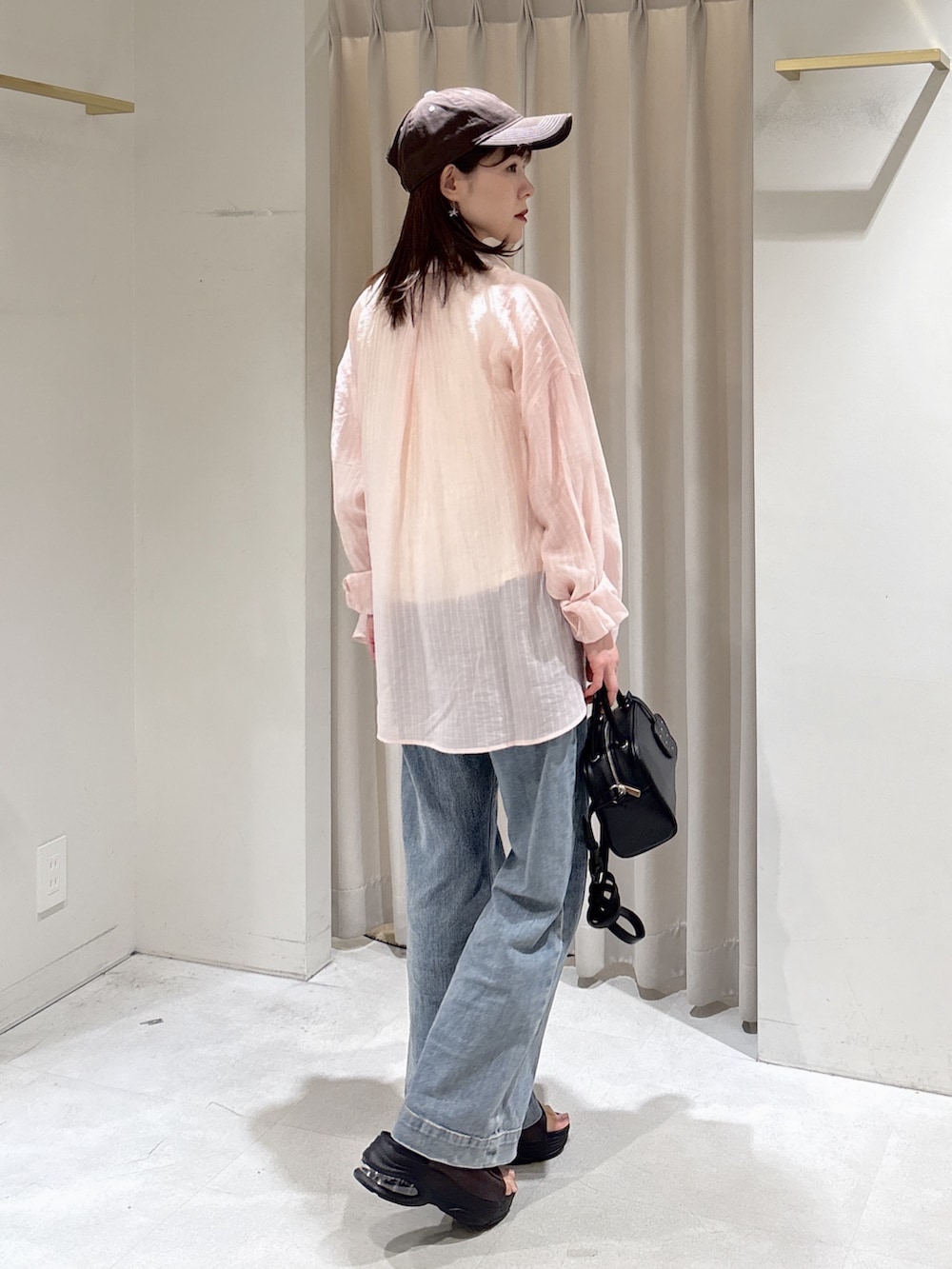 ピンク系のシャツ/ブラウス、ホワイト系のシャツ/ブラウス、ブルー系のデニムパンツを着用したレディースの春コーディネートの3枚目の写真