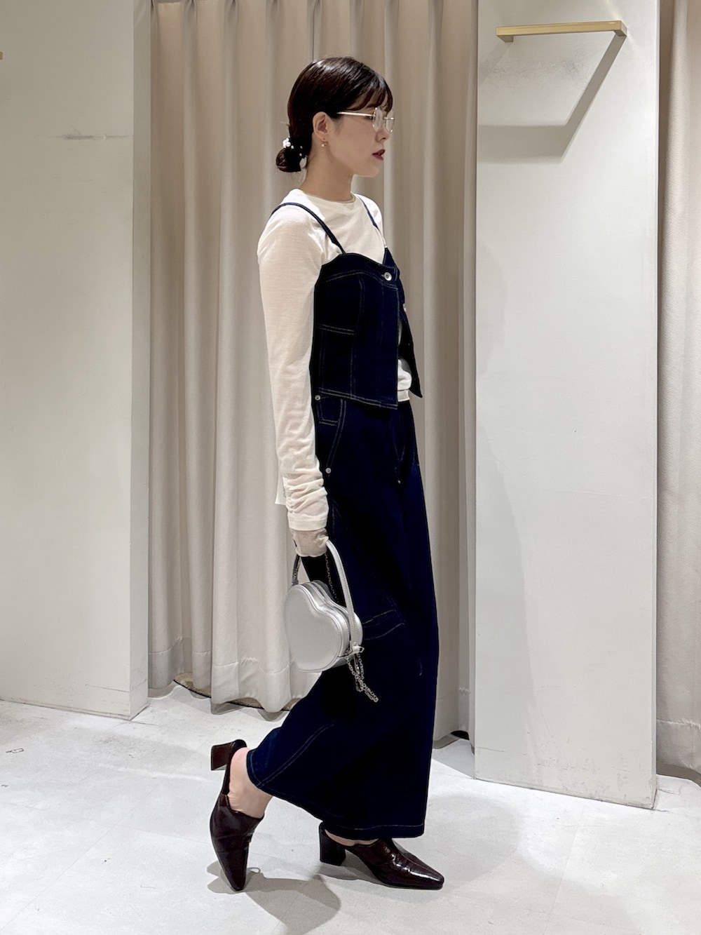 ブルー系のシャツ/ブラウス、ホワイト系のTシャツ/カットソー、ホワイト系のキャミソールを着用したレディースの冬コーディネートの2枚目の写真