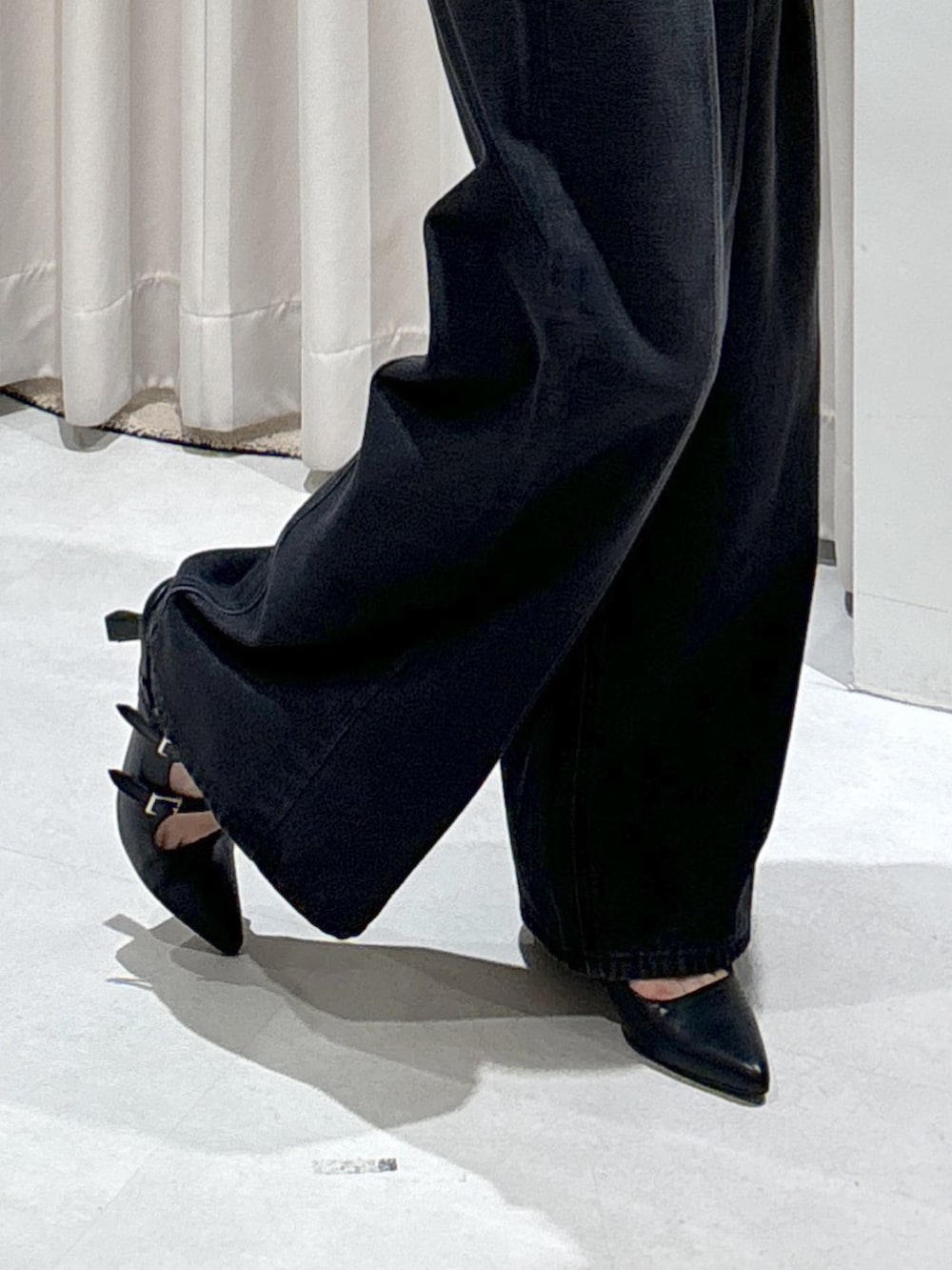 ブルー系のカーディガン/ボレロ、ブラック系のキャミソール、ブラック系のハンドバッグを着用したレディースの夏コーディネートの8枚目の写真