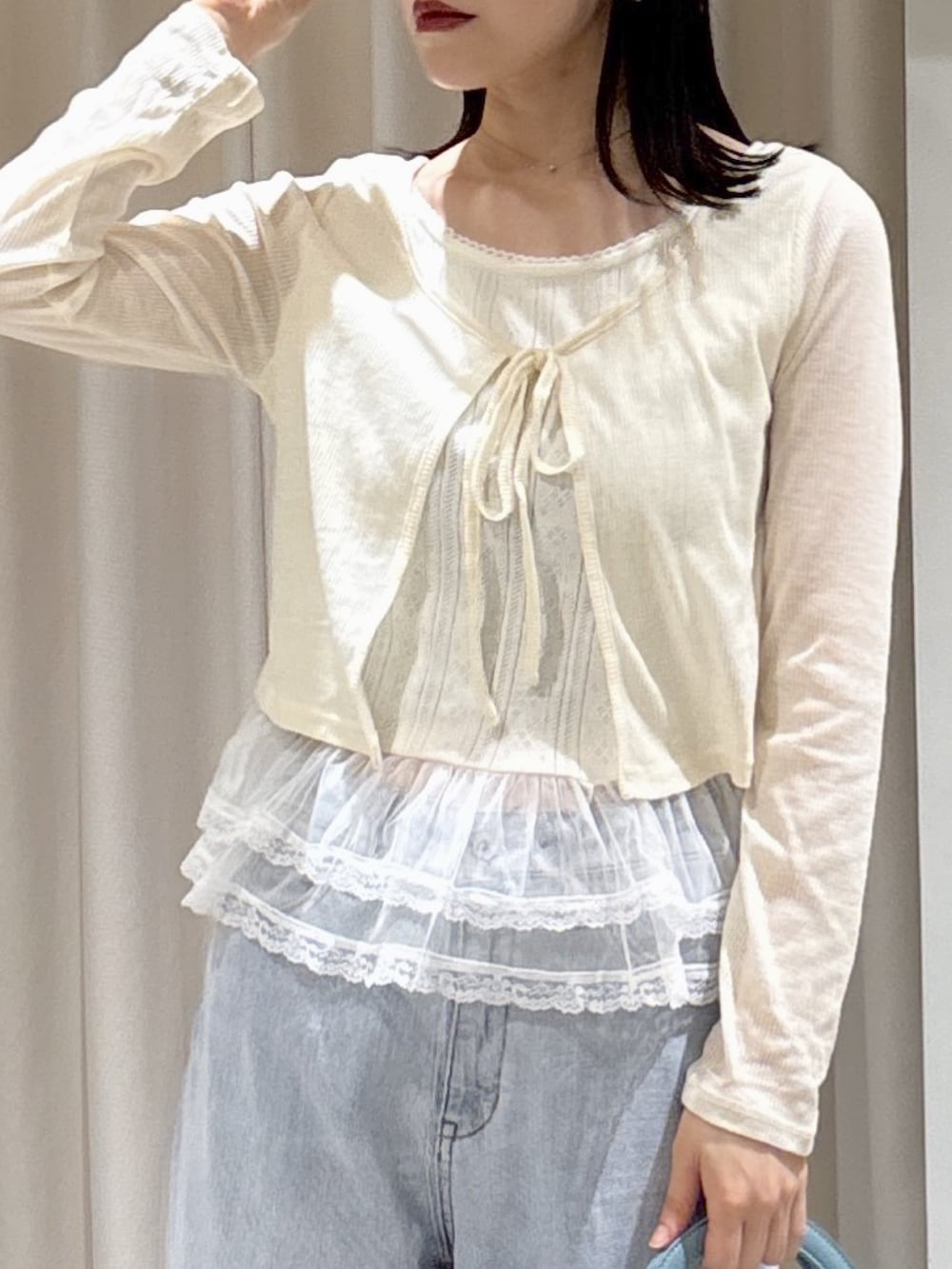 ホワイト系のTシャツ/カットソー、ブルー系のデニムパンツ、ブルー系のショルダーバッグを着用したレディースの夏コーディネートの3枚目の写真