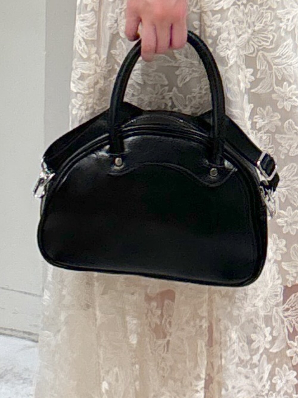 イエロー系のシャツ/ブラウス、ブラック系のトートバッグ、ホワイト系のスカートを着用したレディースの夏コーディネートの5枚目の写真