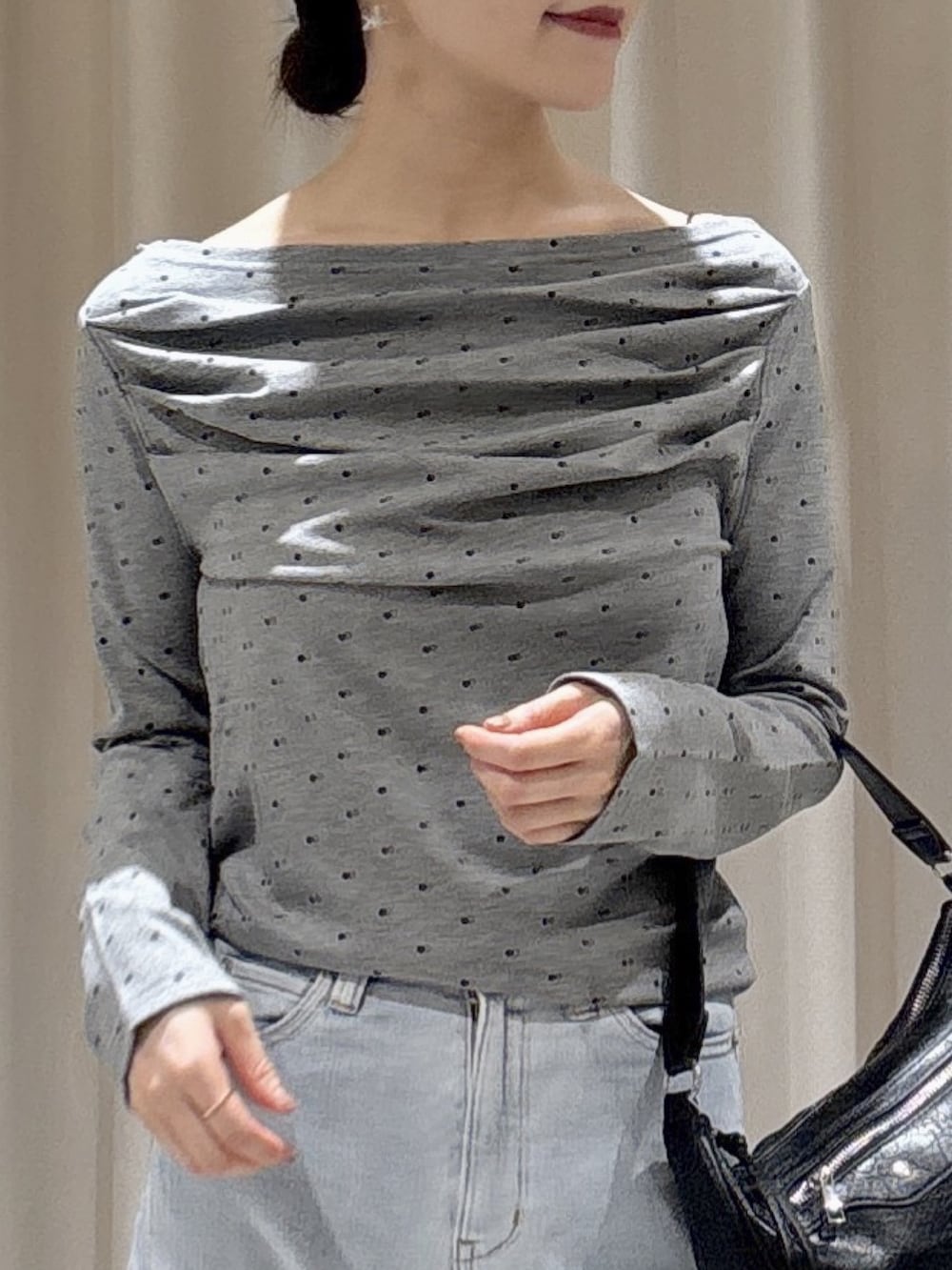 ブルー系のデニムパンツ、ブラック系のショルダーバッグ、ホワイト系のサンダルを着用したレディースの夏コーディネートの4枚目の写真