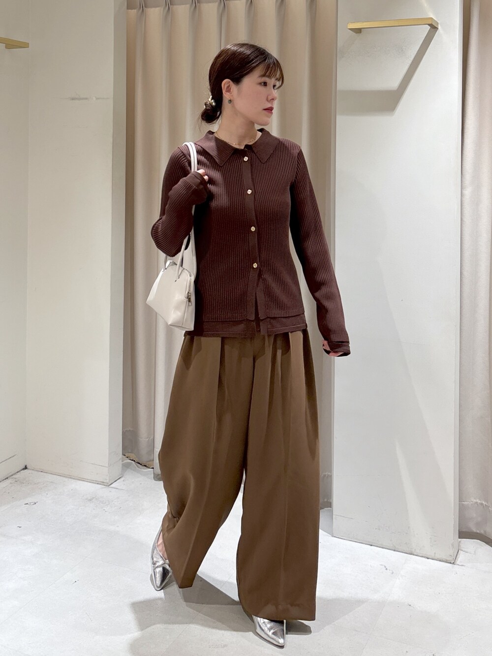 ブラウン系のその他パンツ、シルバー系のパンプスを着用したレディースの夏コーディネートの5枚目の写真