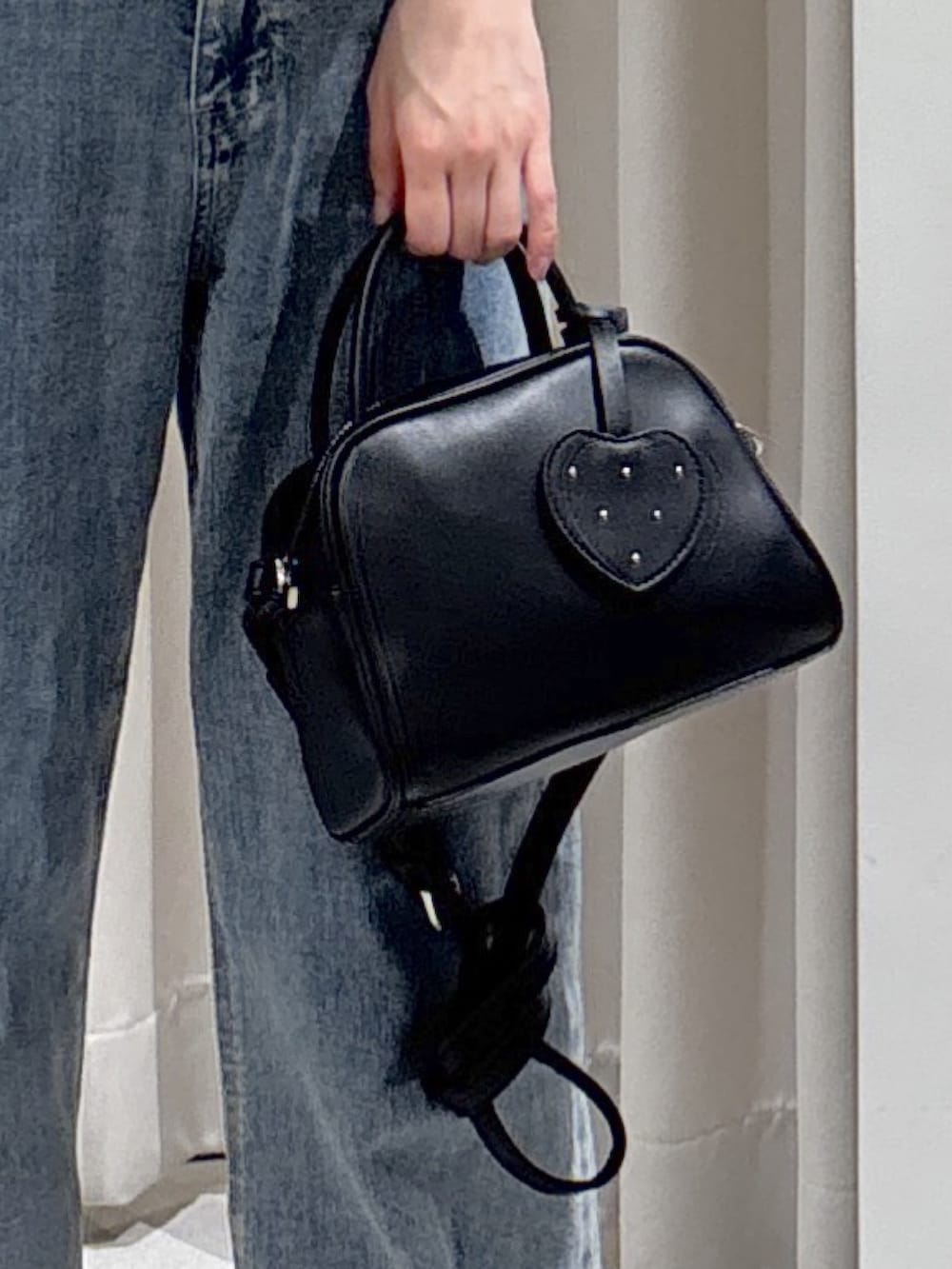 ホワイト系のシャツ/ブラウス、ブルー系のデニムパンツ、ブラック系のボストンバッグを着用したレディースの春コーディネートの6枚目の写真