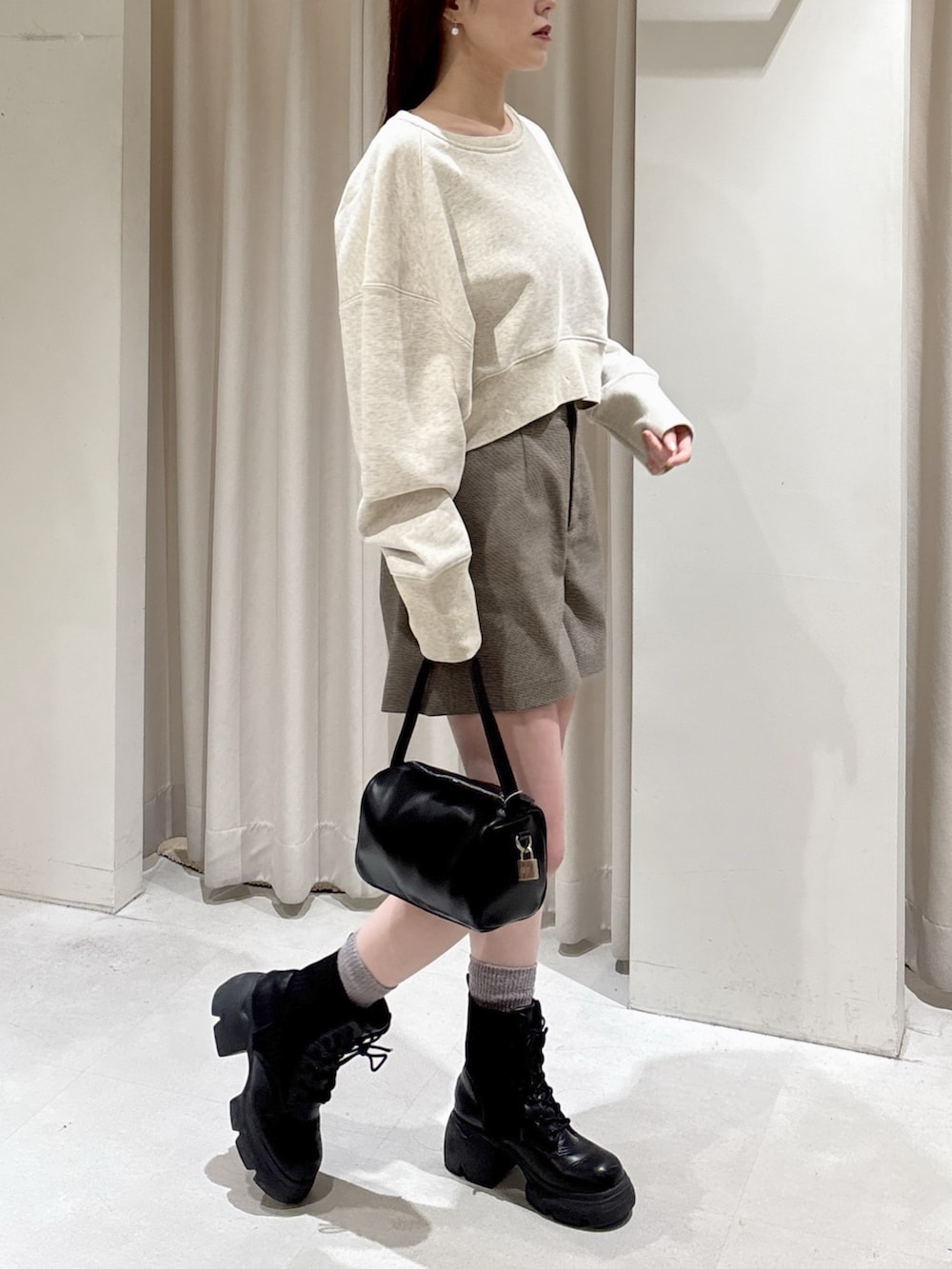 ホワイト系のTシャツ/カットソー、ベージュ系のその他パンツ、ブラック系のハンドバッグを着用したレディースの冬コーディネートの5枚目の写真