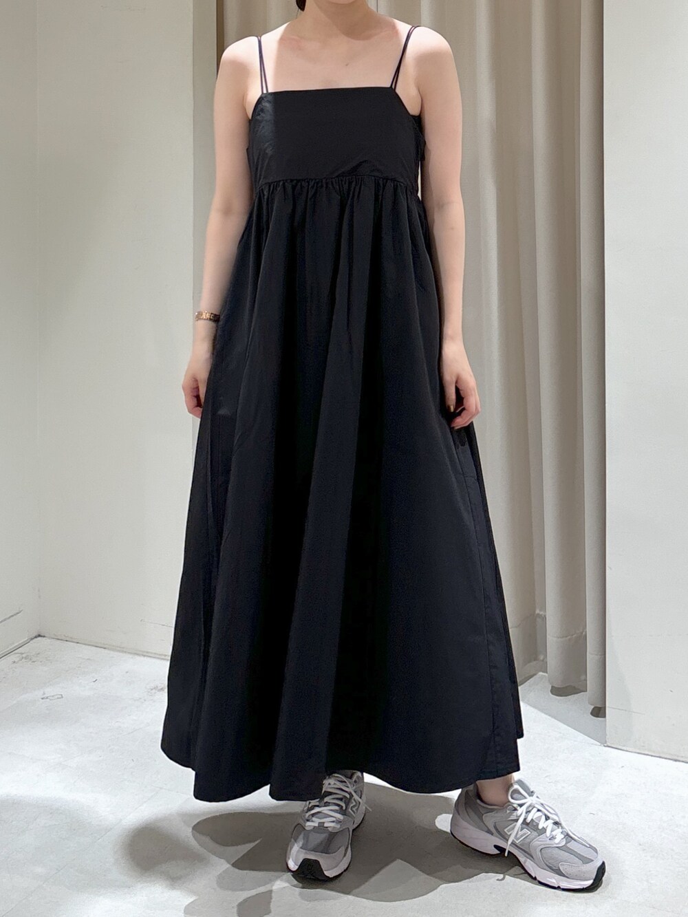 ホワイト系のカーディガン/ボレロ、ブラック系のワンピース、ブラック系のショルダーバッグを着用したレディースの秋コーディネートの5枚目の写真