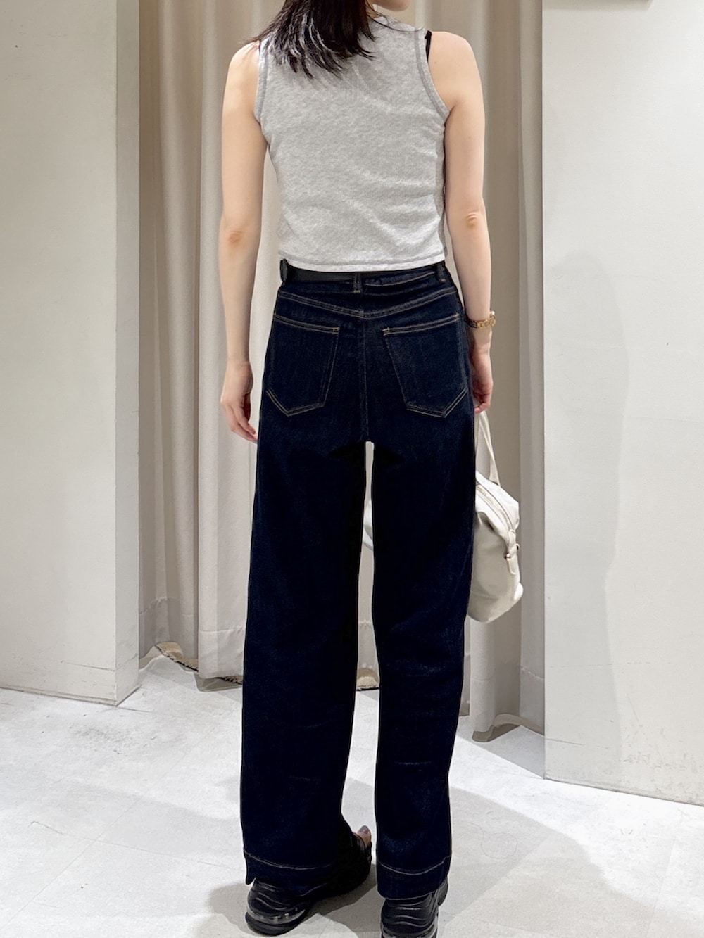 イエロー系のシャツ/ブラウス、グレー系のTシャツ/カットソー、ブラウン系のサンダルを着用したレディースの夏コーディネートの5枚目の写真