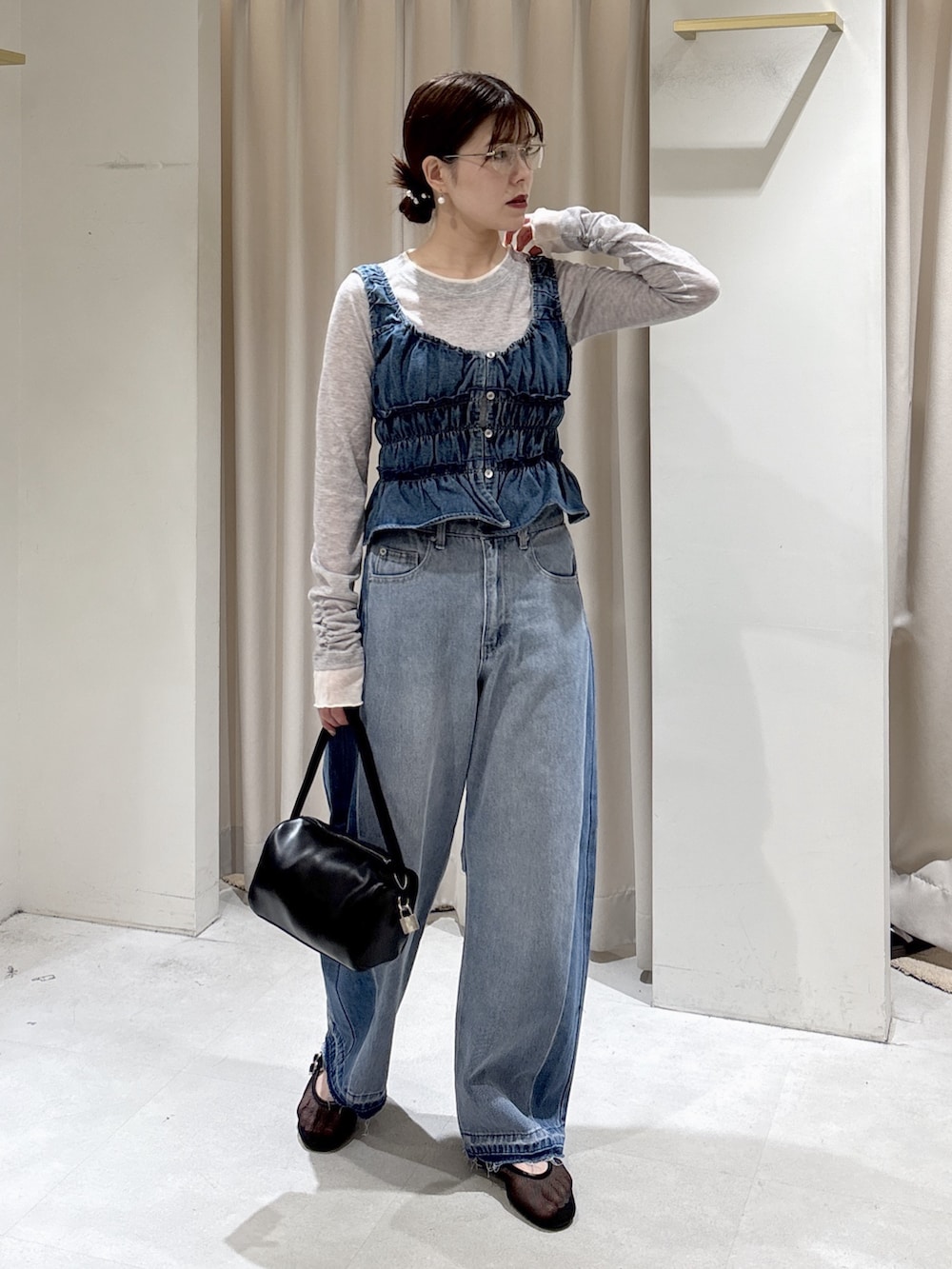 ブルー系のシャツ/ブラウス、ブルー系のその他パンツ、ブラック系のハンドバッグを着用したレディースの春コーディネートの4枚目の写真