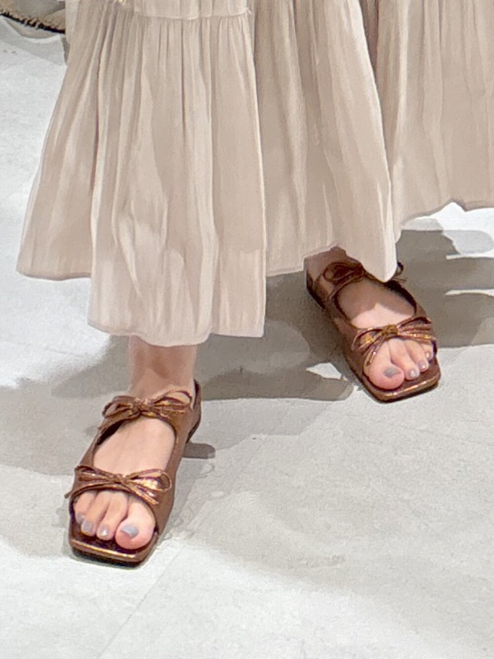 ブルー系のシャツ/ブラウス、ホワイト系のスカート、ホワイト系のトートバッグを着用したレディースの夏コーディネートの6枚目の写真