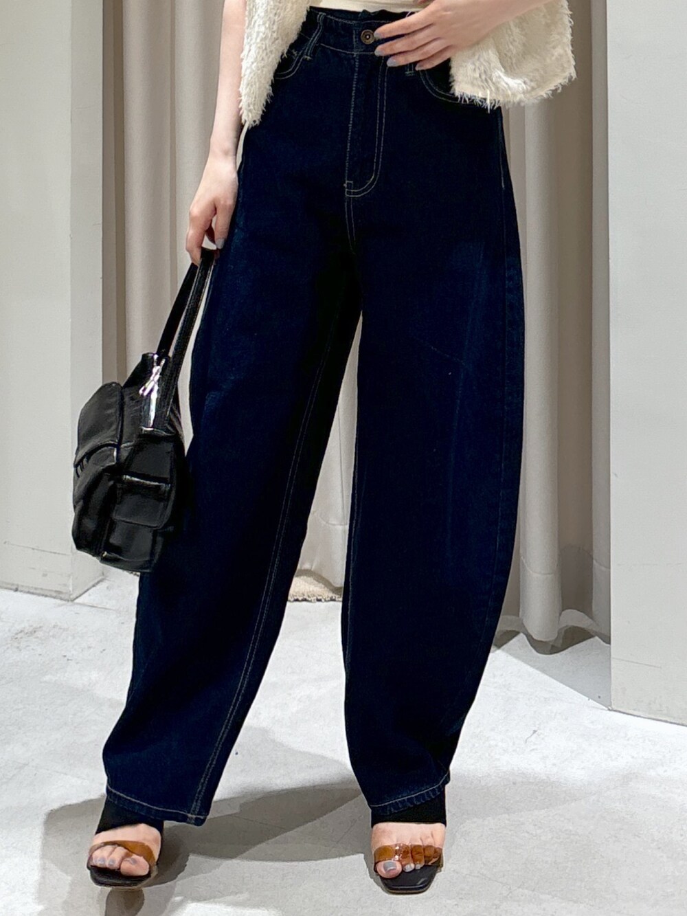 ホワイト系のシャツ/ブラウス、ホワイト系のキャミソール、ブルー系のデニムパンツを着用したレディースの夏コーディネートの4枚目の写真