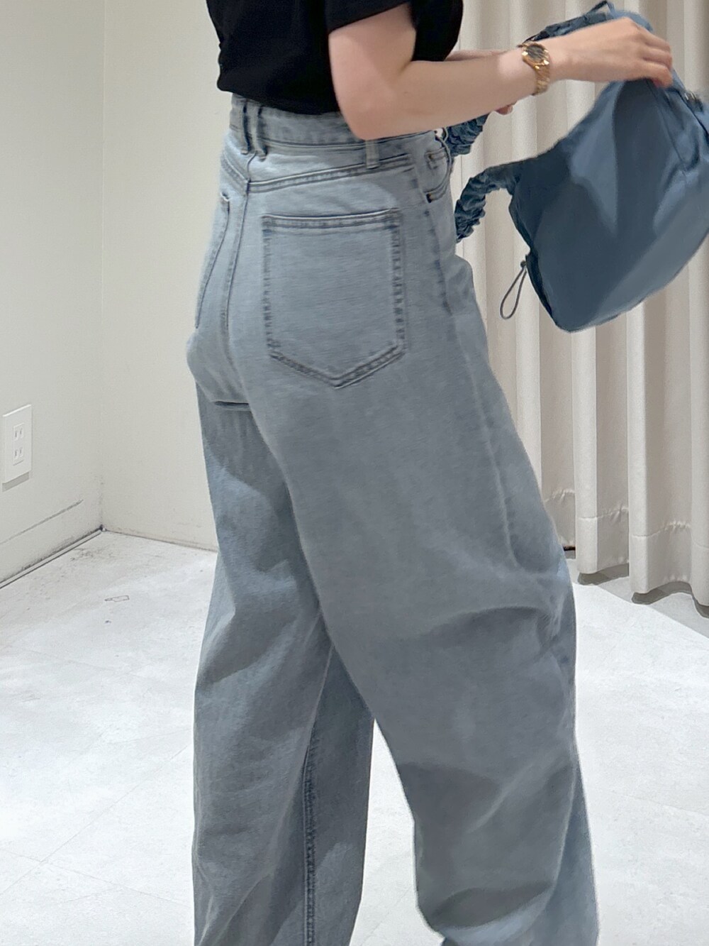 ブラック系のTシャツ/カットソー、ブラック系のシャツ/ブラウス、ブルー系のハンドバッグを着用したレディースの秋コーディネートの10枚目の写真