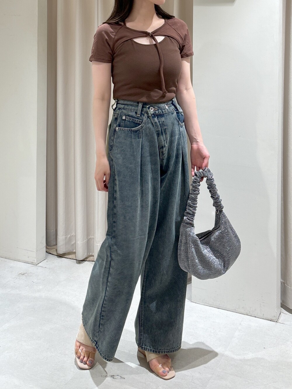 ブラウン系のTシャツ/カットソー、ブルー系のデニムパンツ、シルバー系のハンドバッグを着用したレディースの夏コーディネートの8枚目の写真