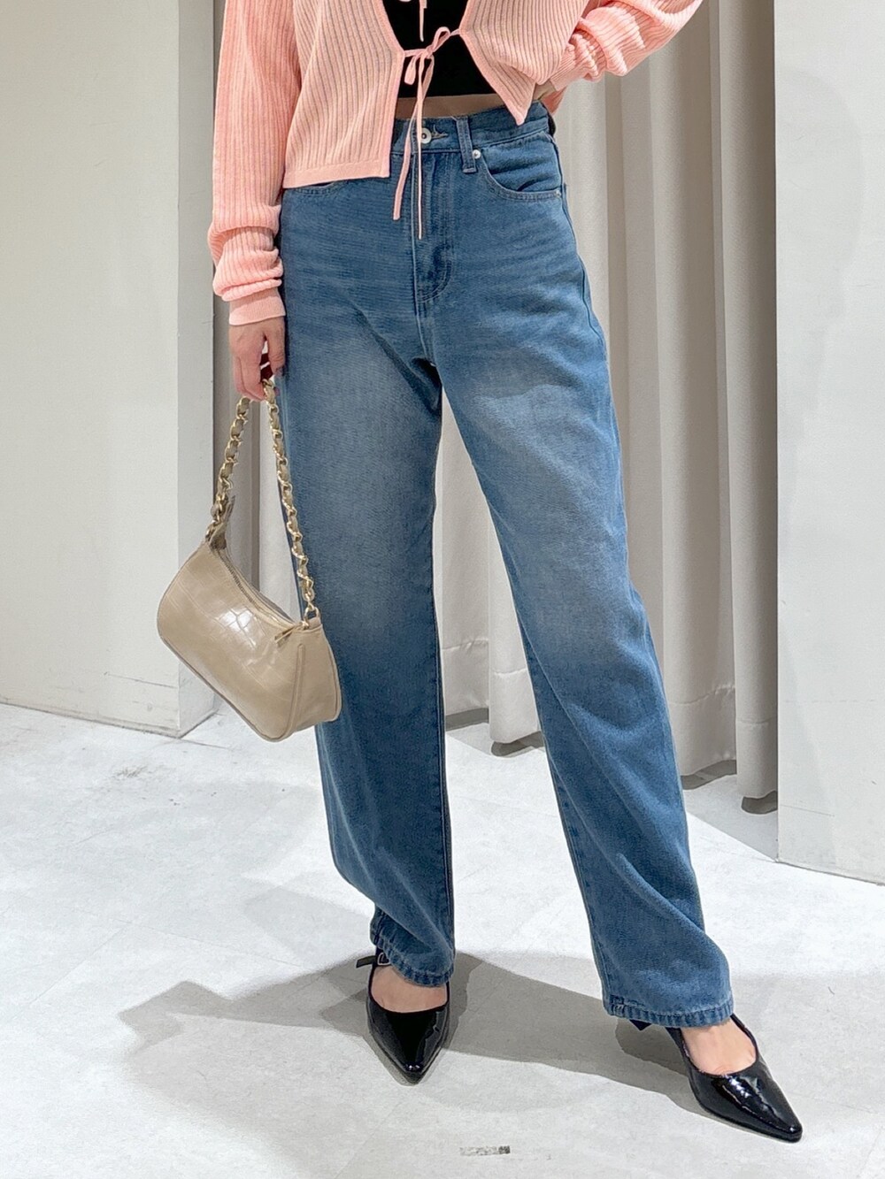 ピンク系のカーディガン/ボレロ、ブラック系のキャミソール、ブルー系のデニムパンツを着用したレディースの秋コーディネートの7枚目の写真