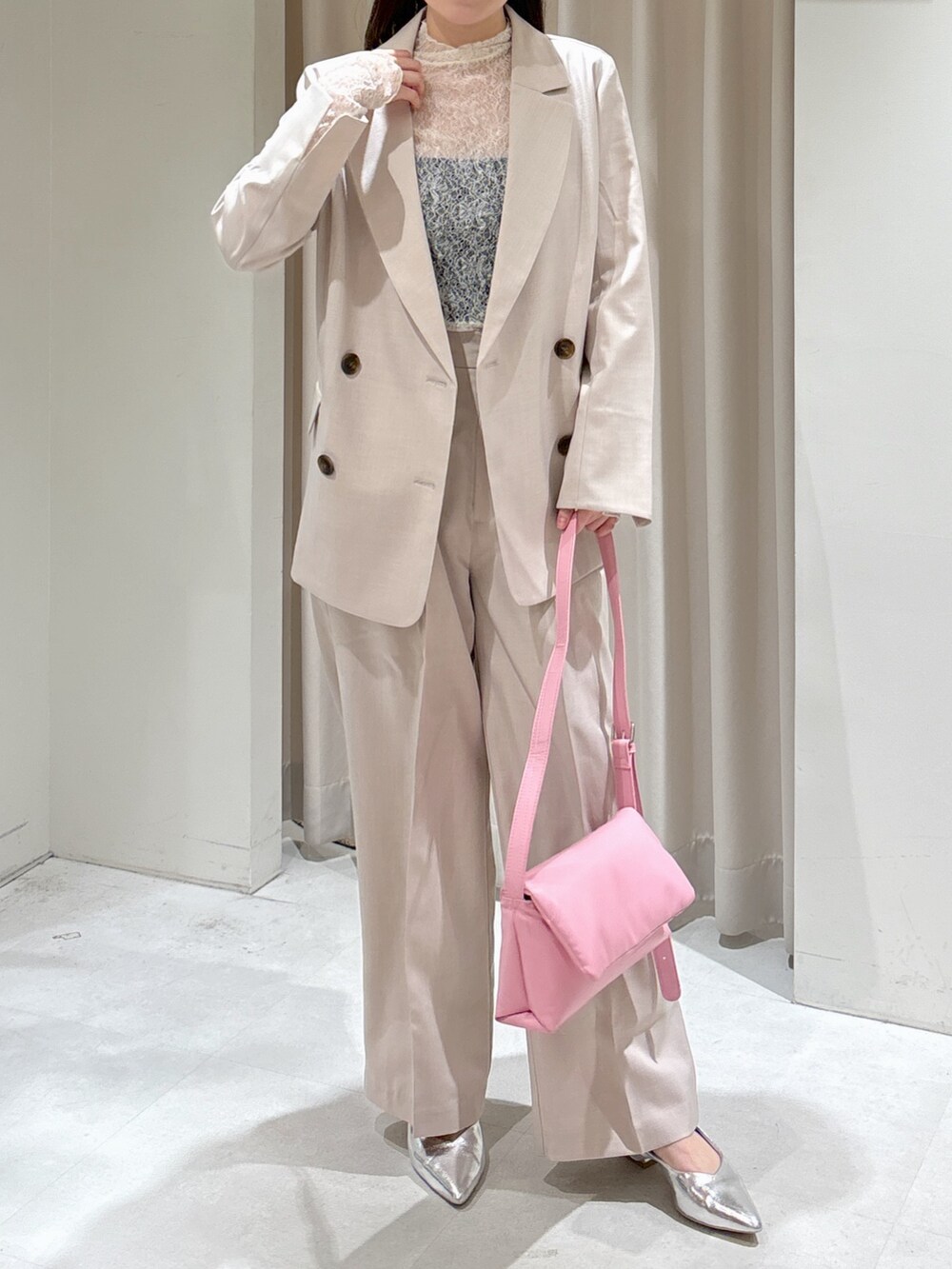 ブラウン系のテーラードジャケット、ホワイト系のTシャツ/カットソー、ブラック系のキャミソールを着用したレディースの春コーディネートの4枚目の写真