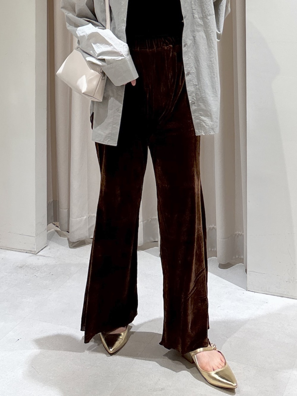 グレー系のシャツ/ブラウス、ブラック系のキャミソール、ブラウン系のその他パンツを着用したレディースの秋コーディネートの4枚目の写真