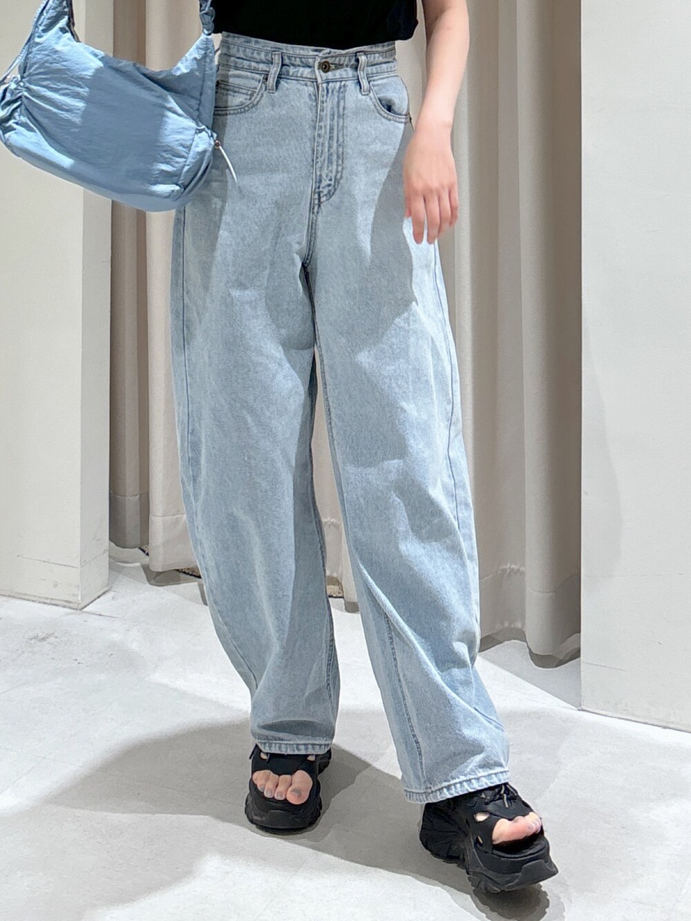 ブラック系のTシャツ/カットソー、ブラック系のシャツ/ブラウス、ブルー系のハンドバッグを着用したレディースの秋コーディネートの6枚目の写真