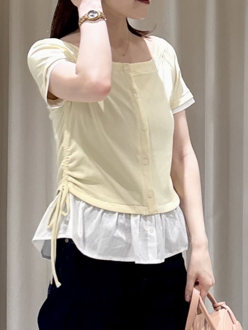 ホワイト系のTシャツ/カットソー、ブルー系のデニムパンツ、ピンク系のボストンバッグを着用したレディースの春コーディネートの3枚目の写真