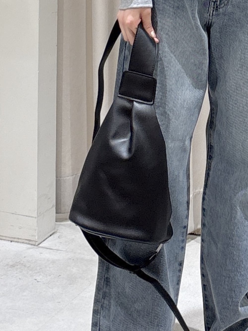 グレー系のパーカー、ブラック系のTシャツ/カットソー、ブルー系のその他パンツを着用したレディースの冬コーディネートの9枚目の写真