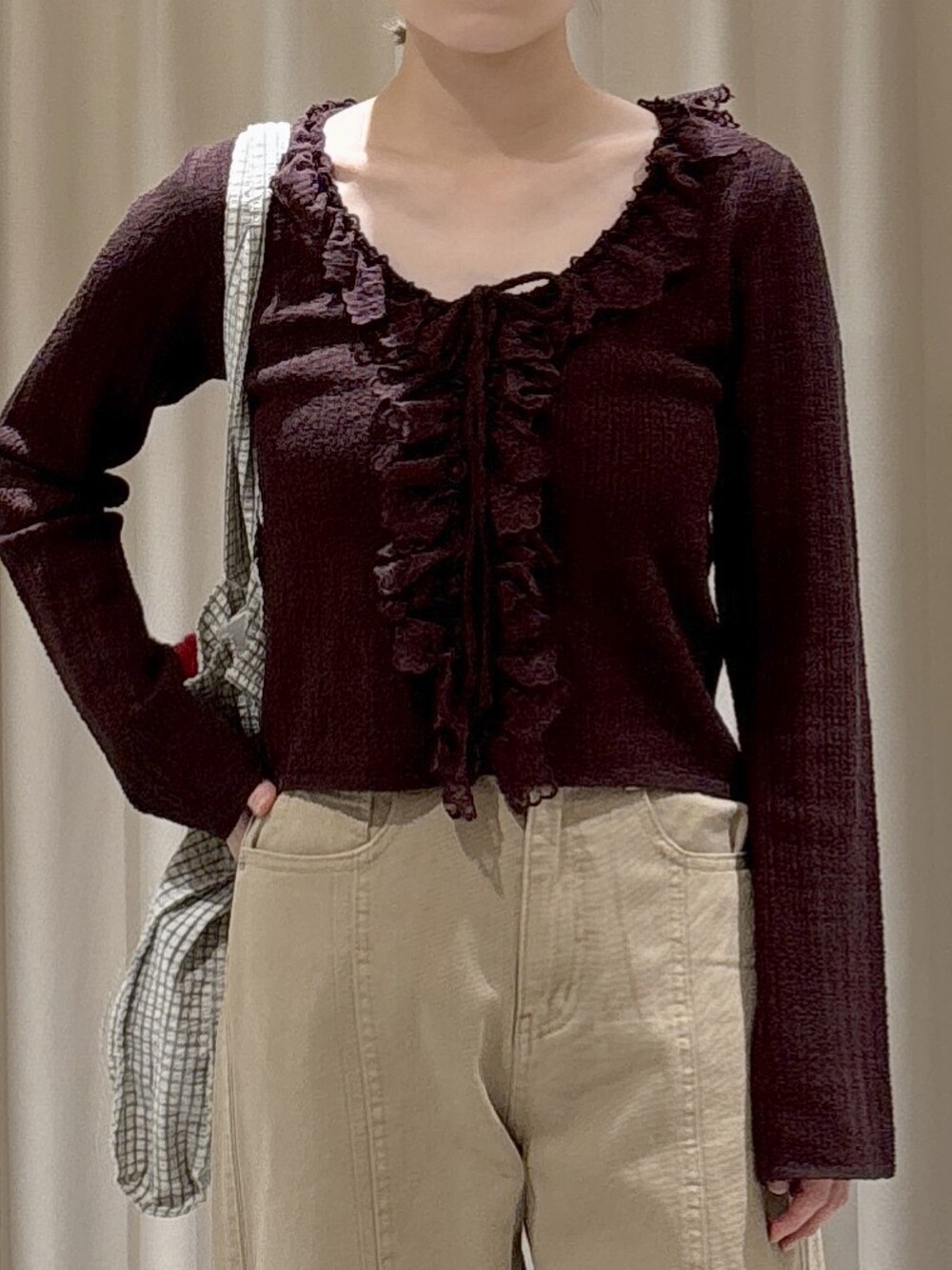 ブラウン系のニット/セーター、ベージュ系のデニムパンツ、ブラウン系のパンプスを着用したレディースの秋コーディネートの3枚目の写真