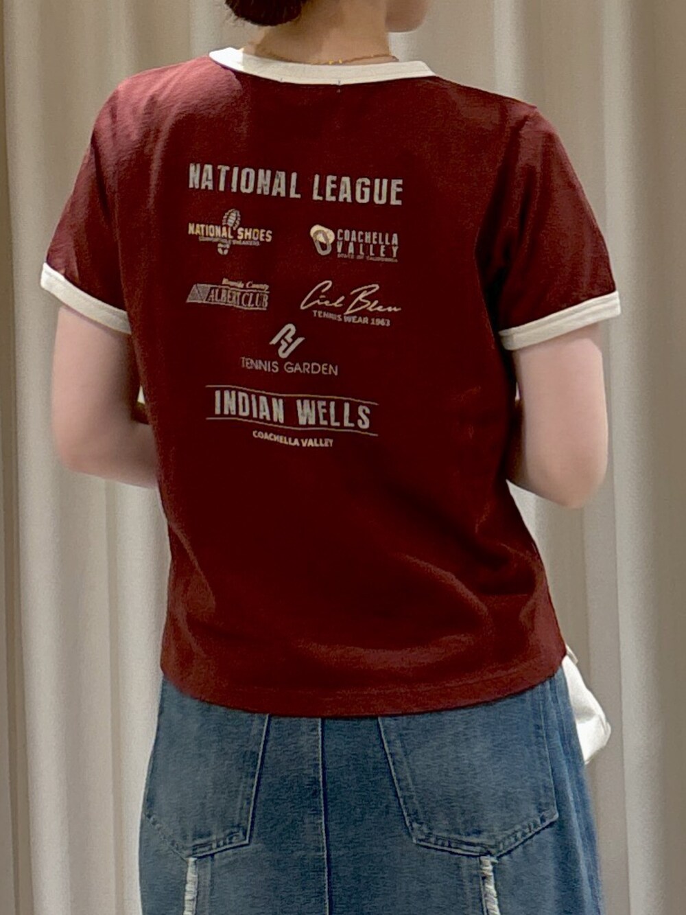 ブラウン系のTシャツ/カットソー、ホワイト系のボストンバッグ、ブルー系のスカートを着用したレディースの夏コーディネートの5枚目の写真