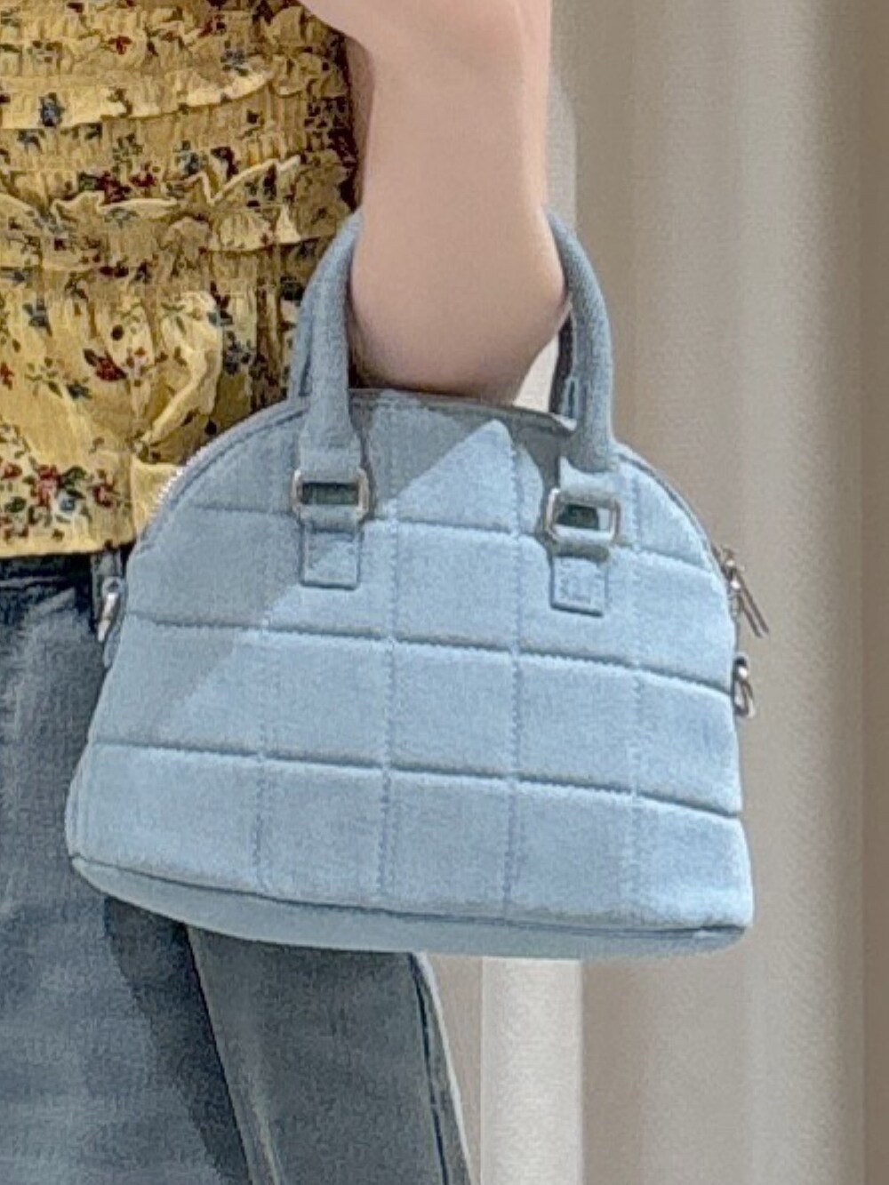 イエロー系のシャツ/ブラウス、ブルー系のトートバッグ、ブルー系のデニムパンツを着用したレディースの夏コーディネートの10枚目の写真