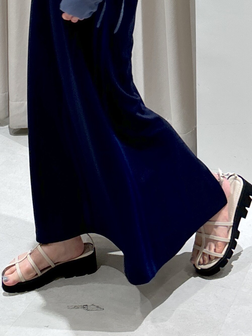 ブルー系のシャツ/ブラウス、ブルー系のワンピース、ホワイト系のボディバッグ/ウエストポーチを着用したレディースの夏コーディネートの6枚目の写真