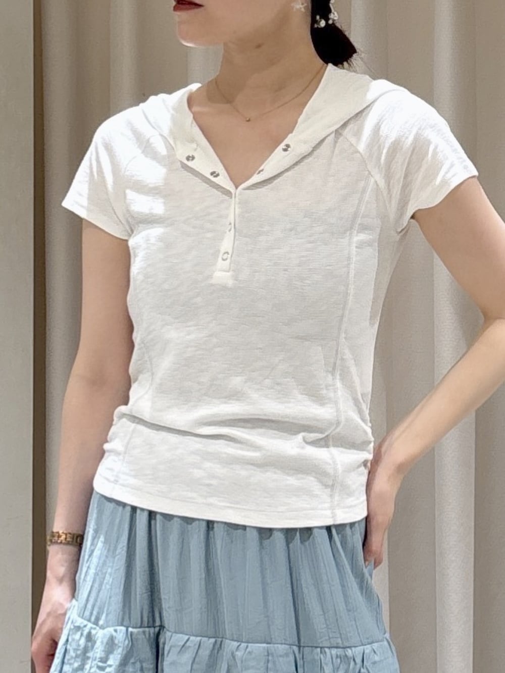 ホワイト系のTシャツ/カットソー、ブルー系のスカート、ホワイト系のボストンバッグを着用したレディースの夏コーディネートの3枚目の写真