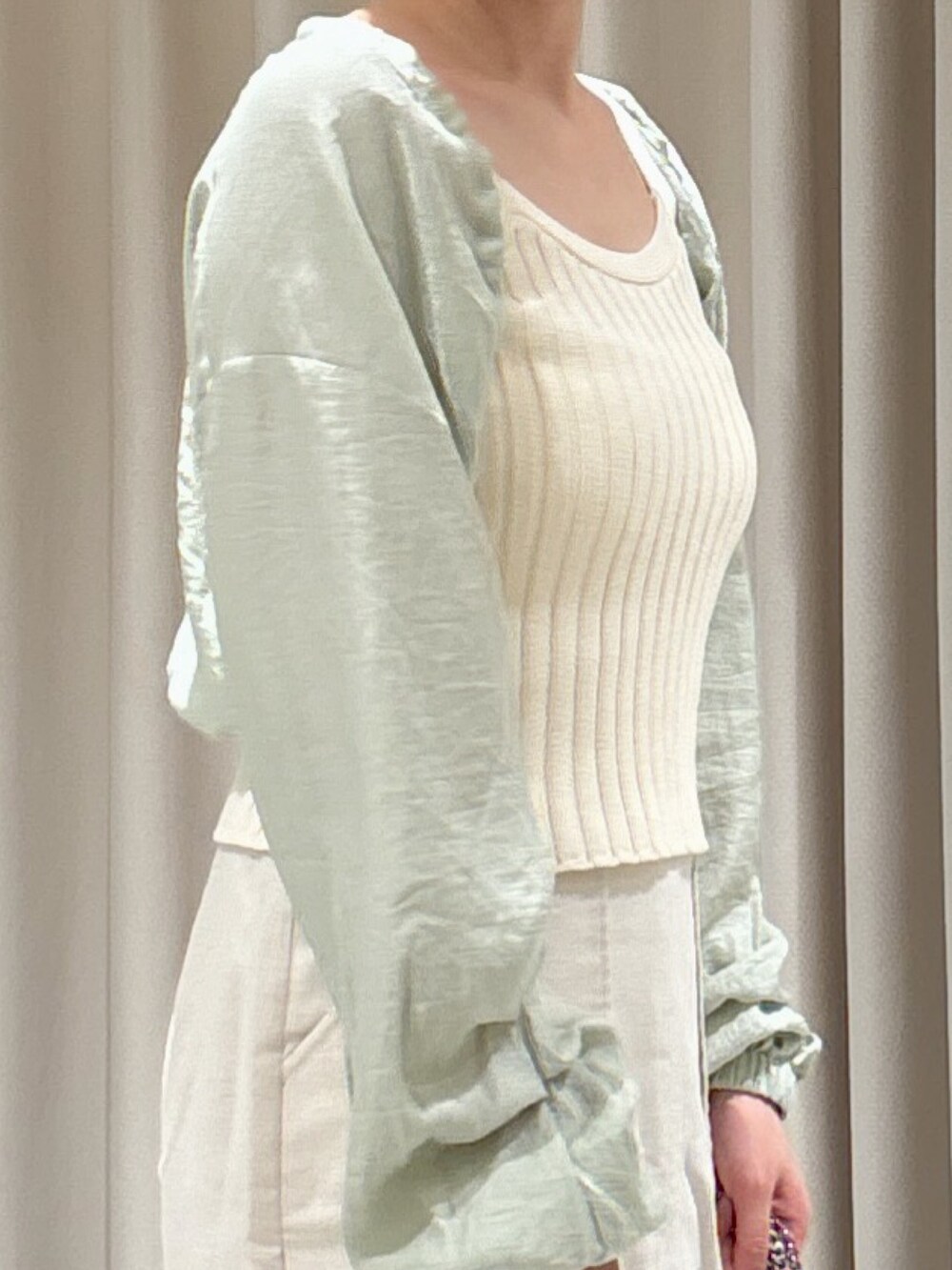 ホワイト系のワンピース、グリーン系のカーディガン/ボレロ、ホワイト系のショルダーバッグを着用したレディースの夏コーディネートの4枚目の写真