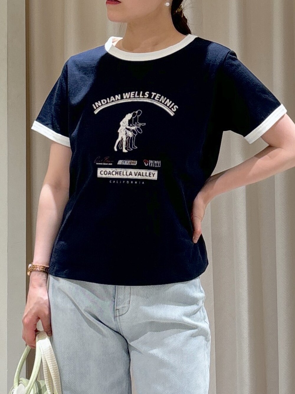 ブルー系のTシャツ/カットソー、ブルー系のデニムパンツ、グリーン系のトートバッグを着用したレディースの夏コーディネートの8枚目の写真