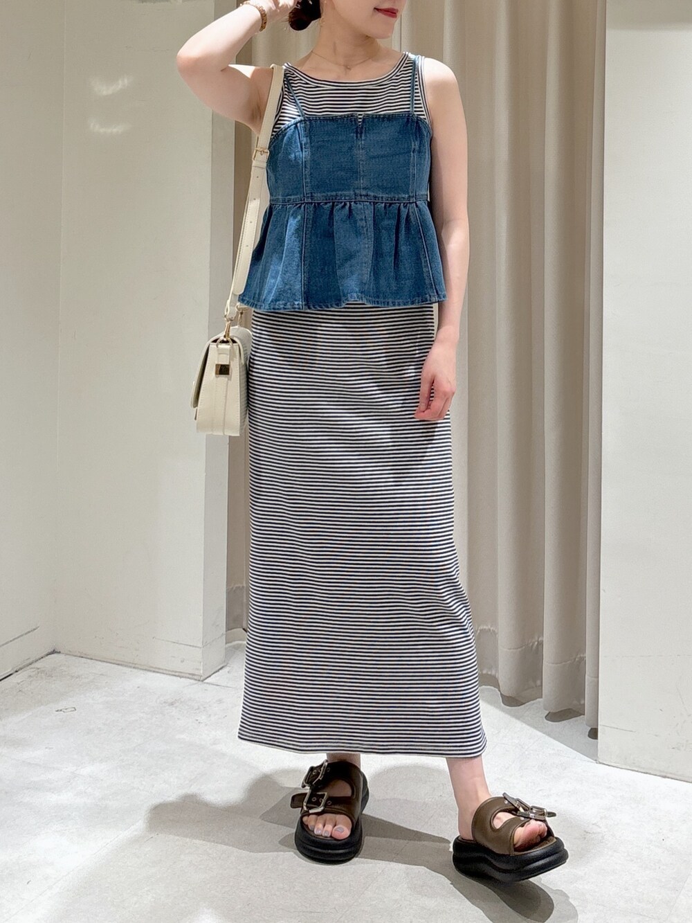 ブルー系のその他トップス、ブルー系のワンピース、ブラック系のトートバッグを着用したレディースの春コーディネートの5枚目の写真