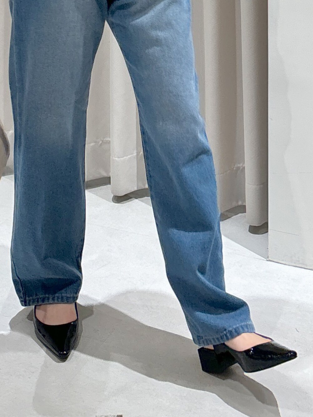 ピンク系のカーディガン/ボレロ、ブラック系のキャミソール、ブルー系のデニムパンツを着用したレディースの秋コーディネートの5枚目の写真