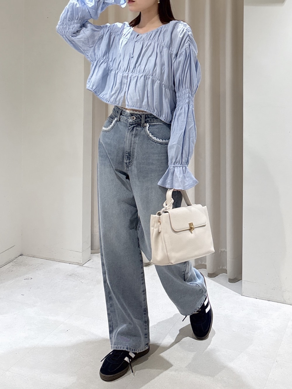 ブルー系のシャツ/ブラウス、ブルー系のその他パンツ、ホワイト系のショルダーバッグを着用したレディースの冬コーディネートの2枚目の写真