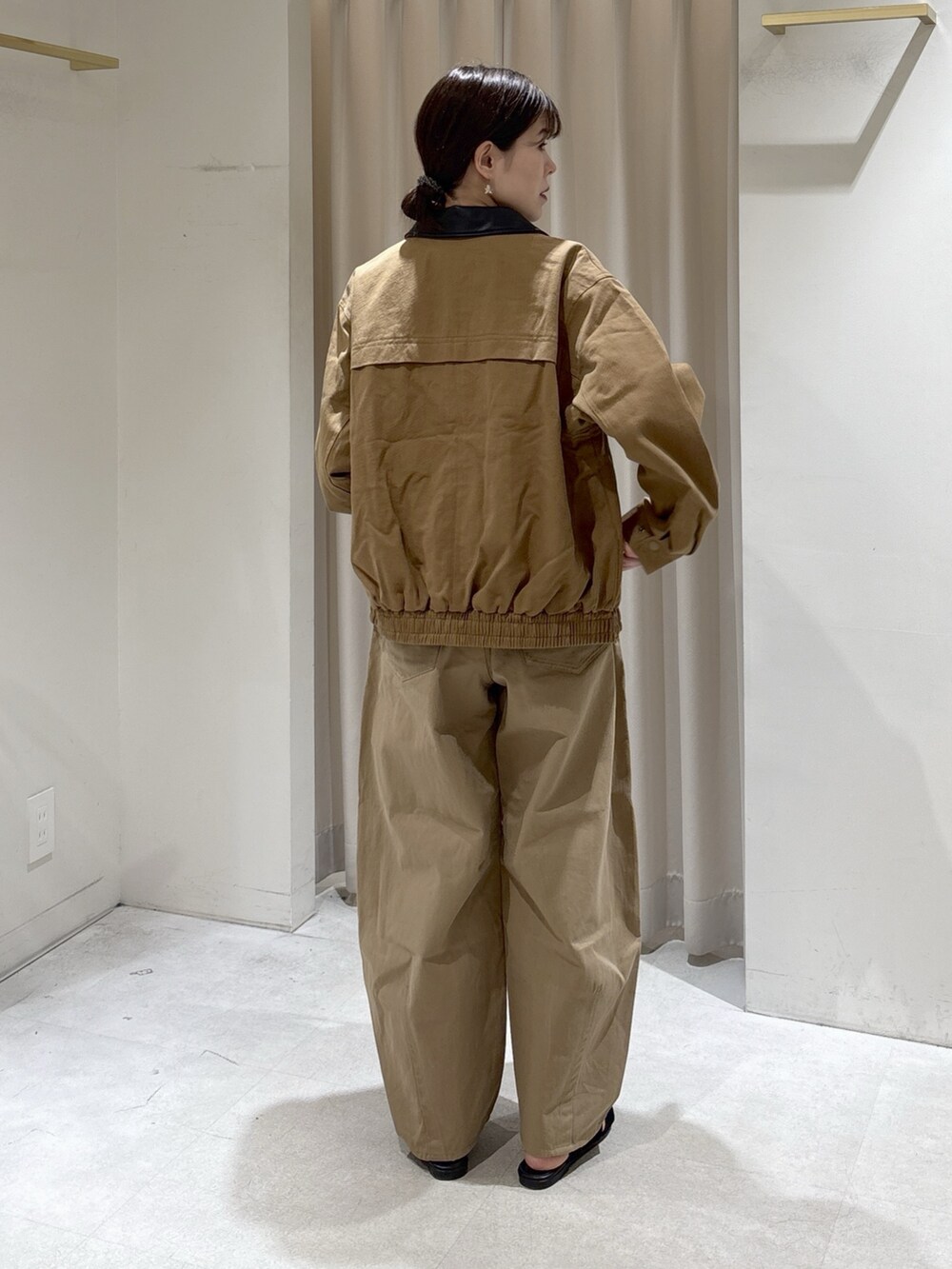 ベージュ系のブルゾン、ブルー系のTシャツ/カットソー、ベージュ系のその他パンツを着用したレディースの春コーディネートの5枚目の写真