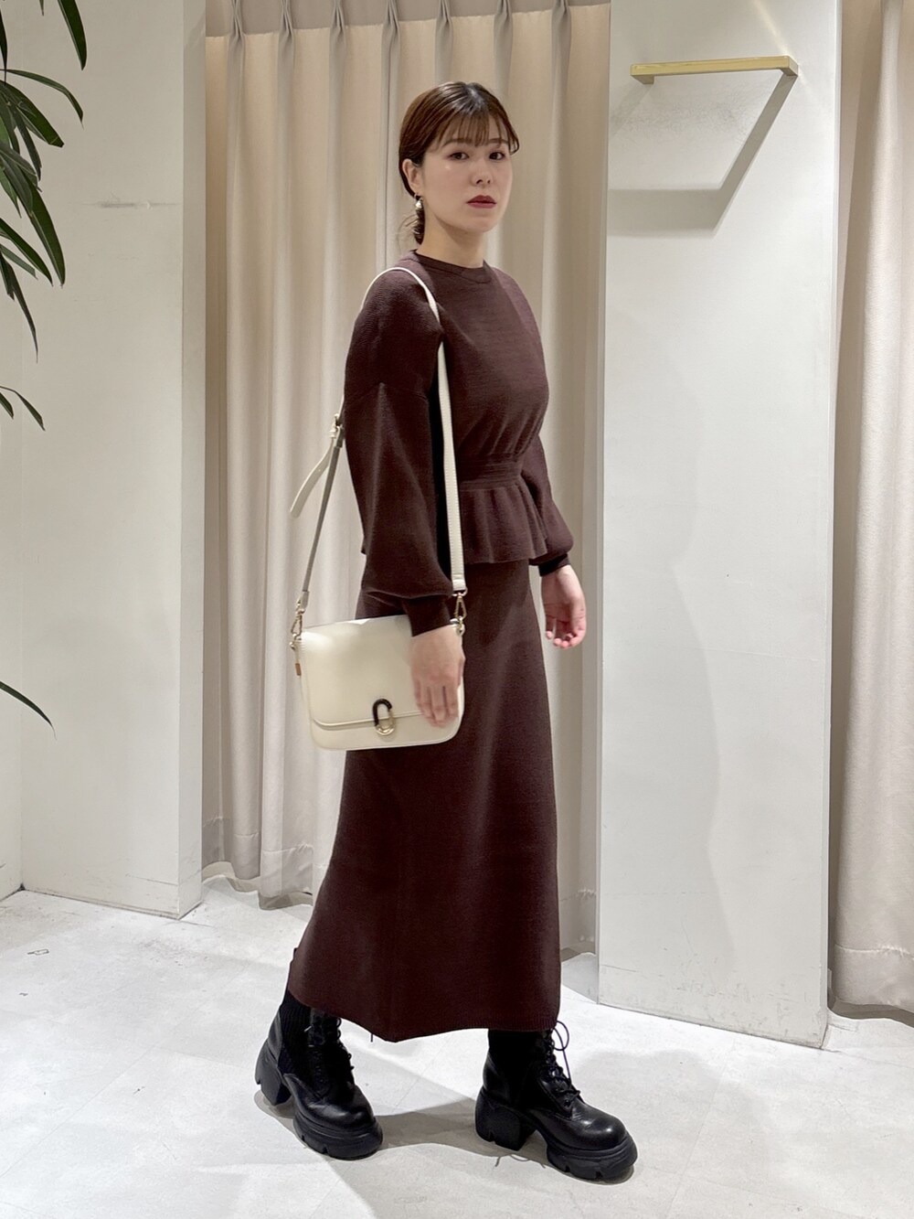 ブラウン系のワンピース、ホワイト系のスラックス、ホワイト系のその他パンツを着用したレディースの秋コーディネートの7枚目の写真