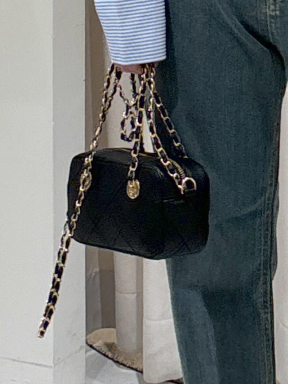 ブルー系のシャツ/ブラウス、イエロー系のタンクトップ、ブラック系のショルダーバッグを着用したレディースの夏コーディネートの9枚目の写真