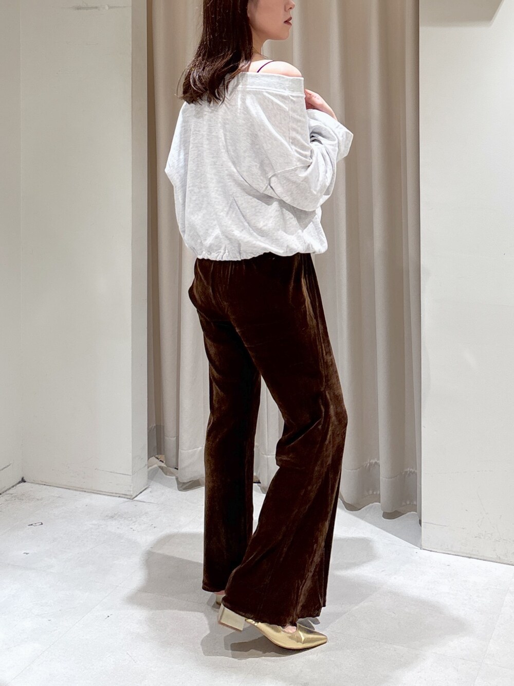 ホワイト系のスウェット、レッド系のハンドバッグ、ブラウン系のその他パンツを着用したレディースの秋コーディネートの3枚目の写真