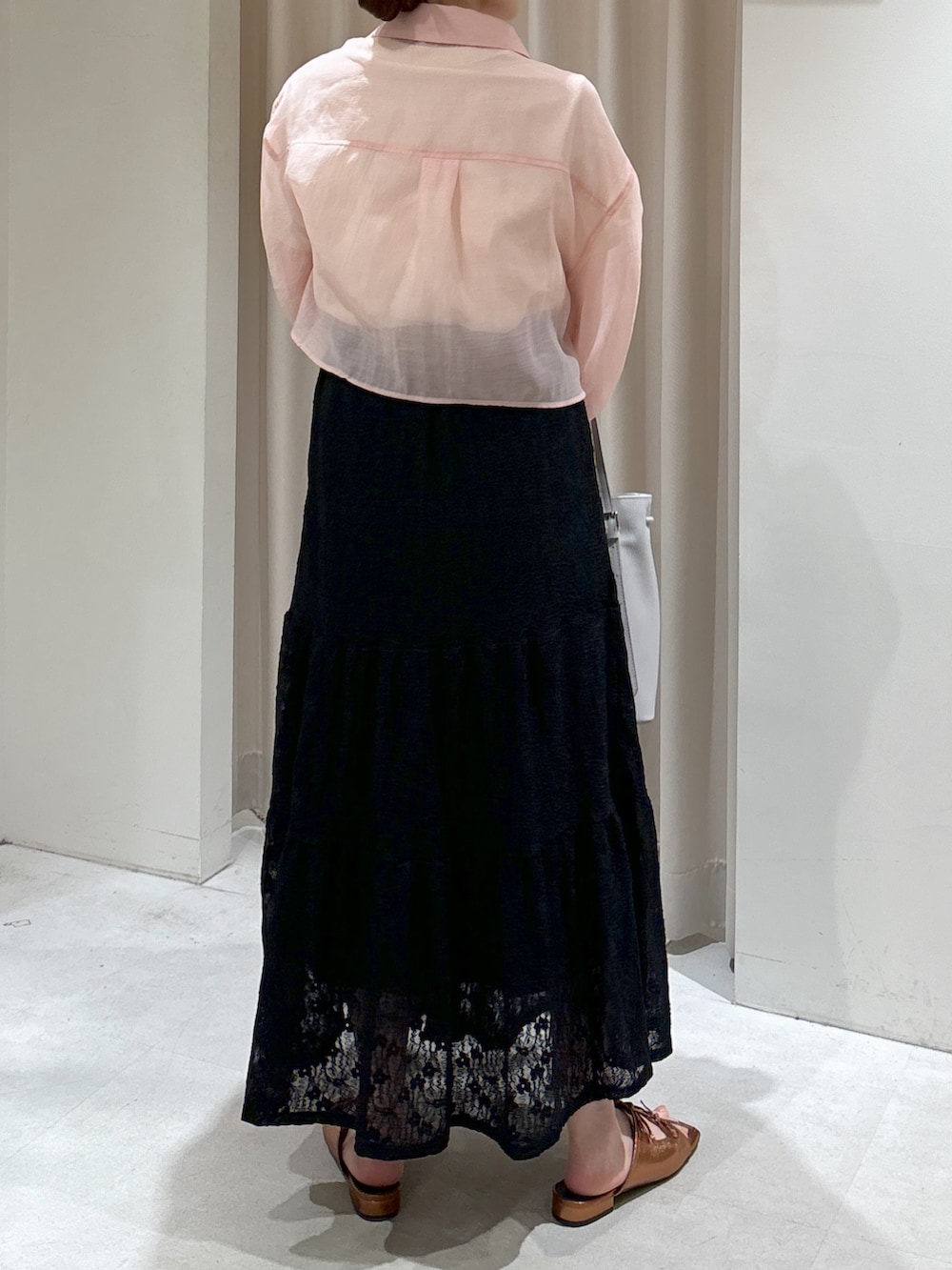 ピンク系のシャツ/ブラウス、ホワイト系のTシャツ/カットソー、グレー系のトートバッグを着用したレディースの春コーディネートの9枚目の写真