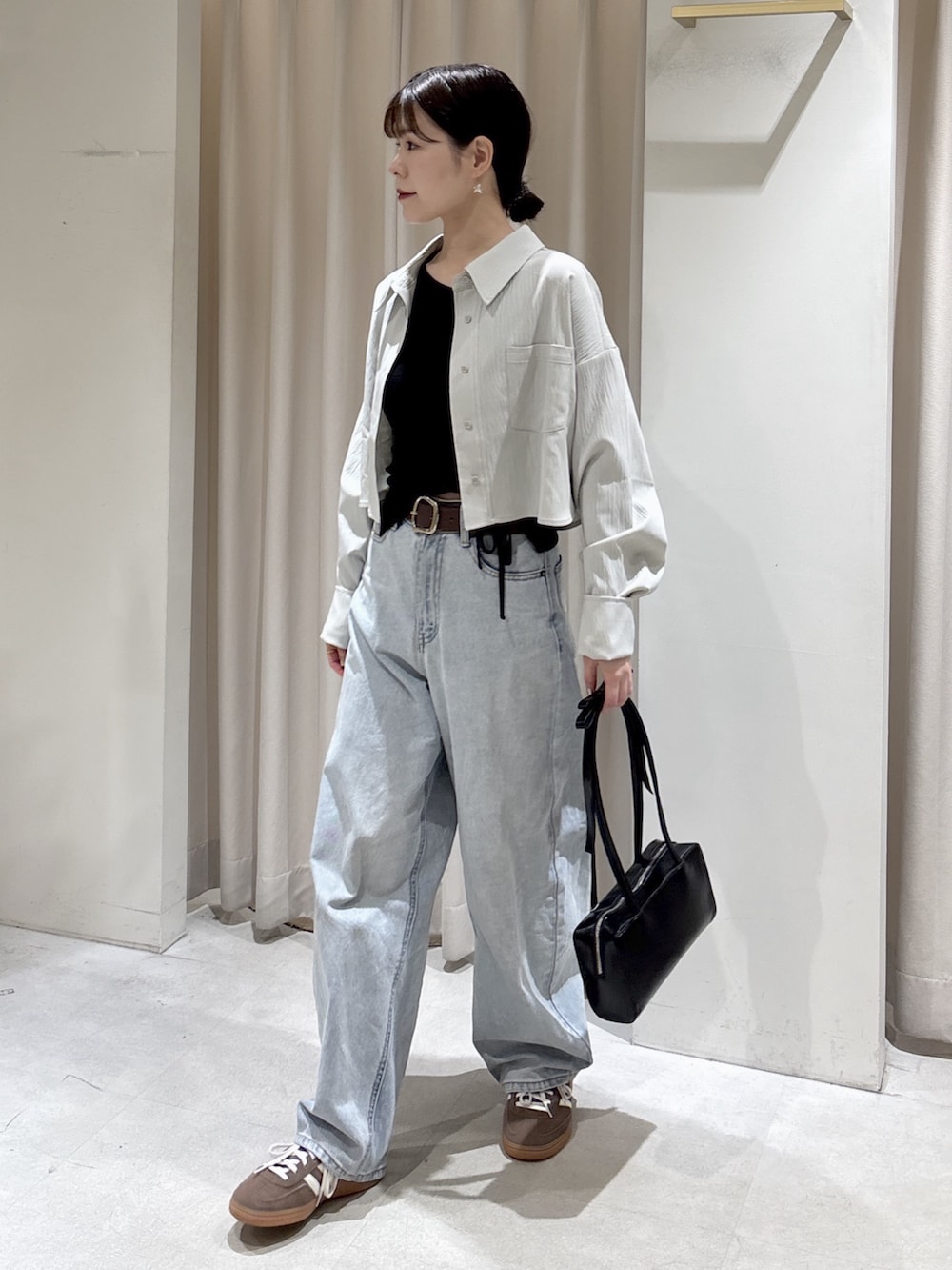 グレー系のシャツ/ブラウス、ブラック系のTシャツ/カットソー、ブルー系のデニムパンツを着用したレディースの春コーディネートの4枚目の写真